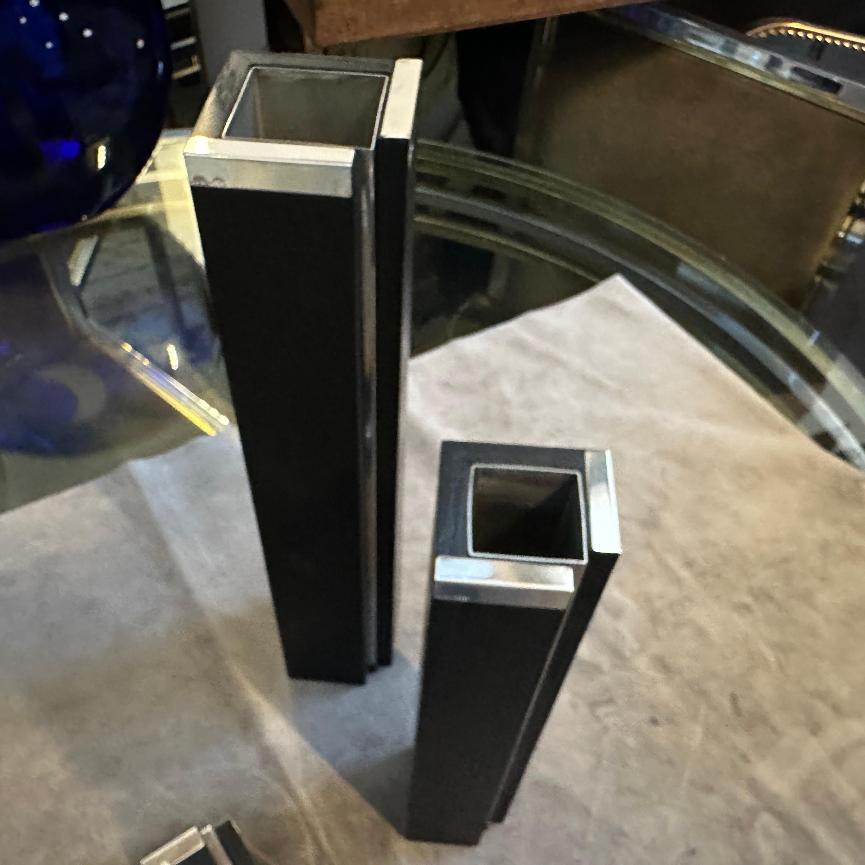 Italiano Set di tre vasi minimalisti anni '80 in legno ebanizzato e argento sterling di Silvan in vendita