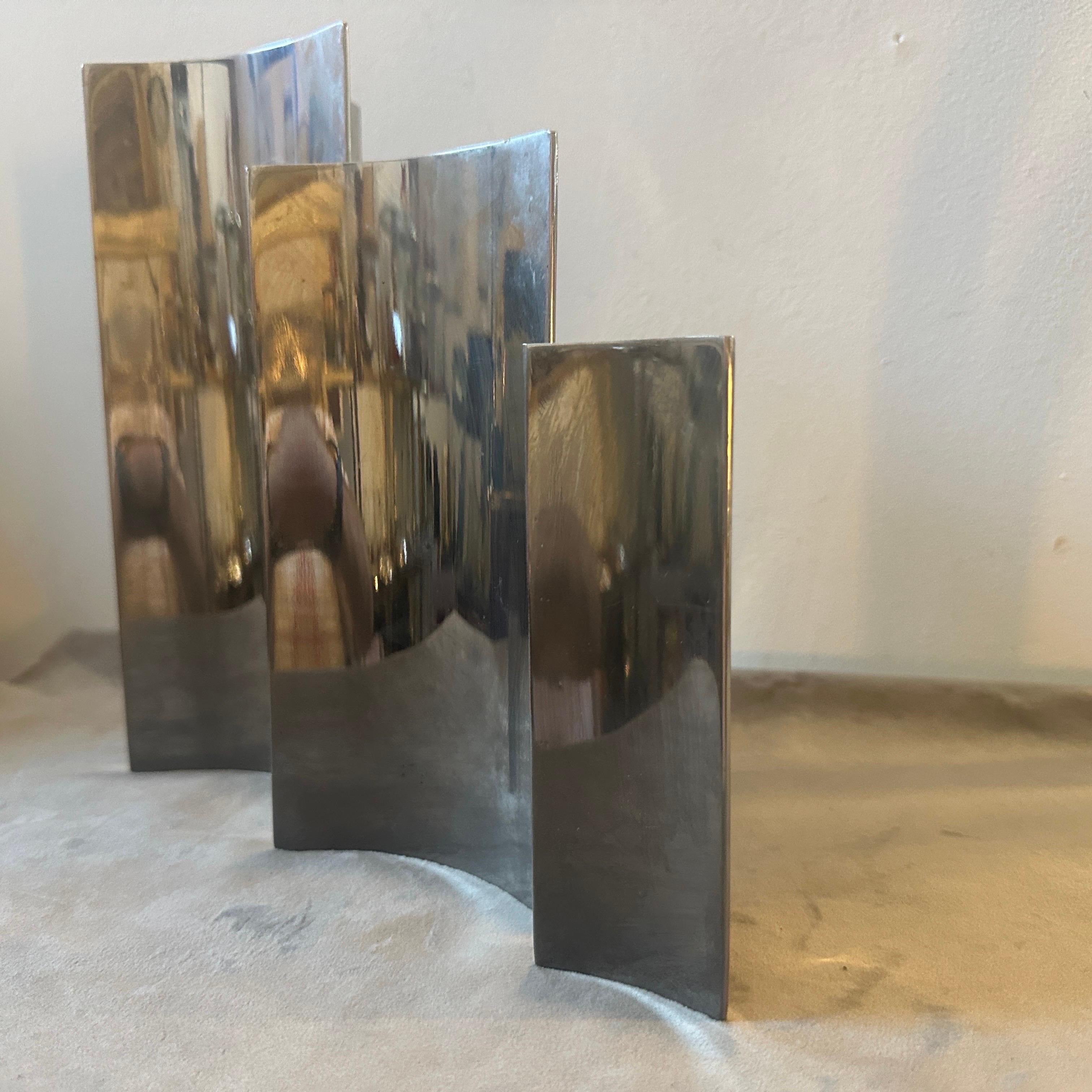 Set of Three 1980s Modern Triangular Italian Vases in the manner of Sabattini In Good Condition For Sale In Aci Castello, IT