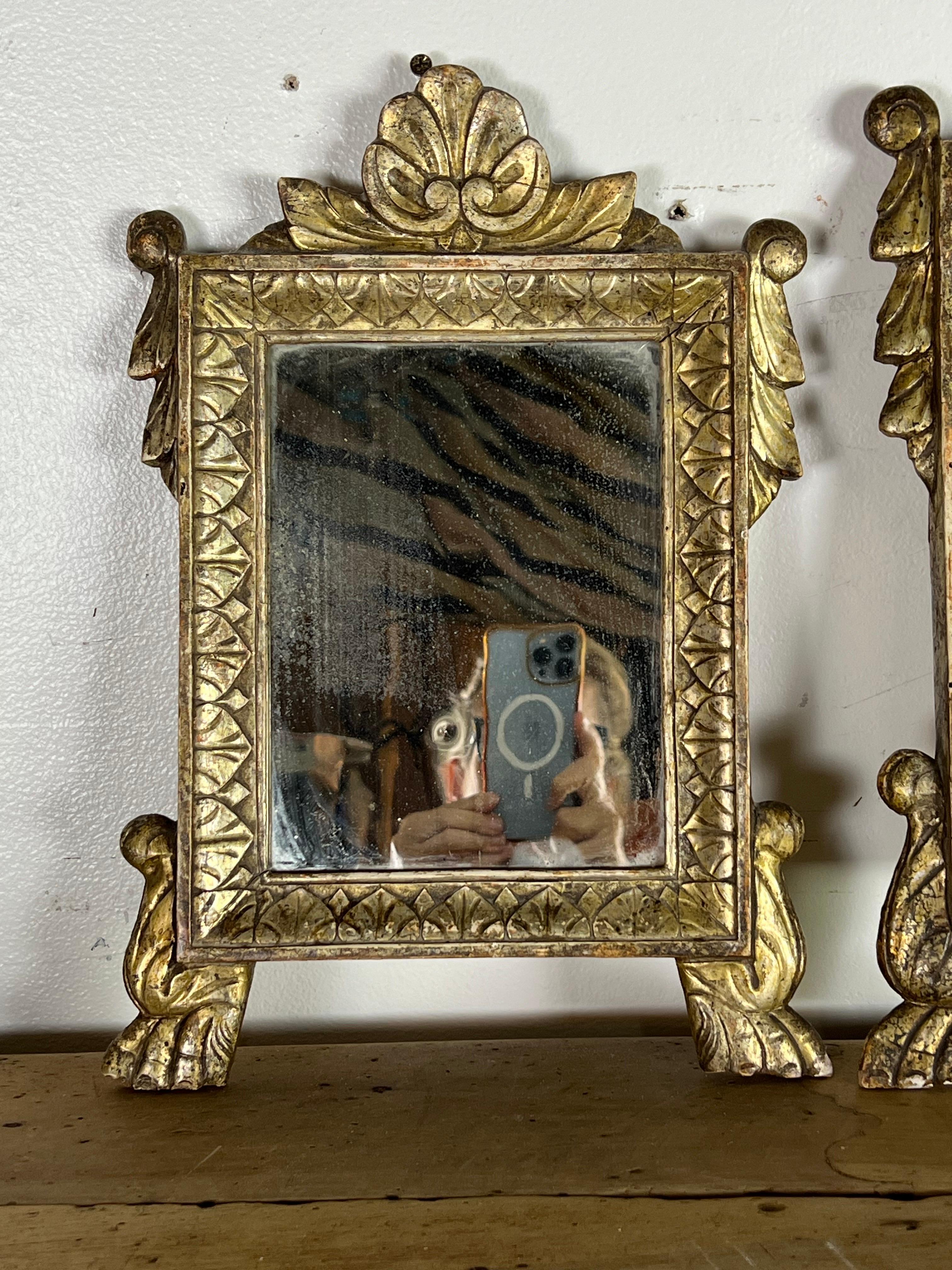 Ensemble de trois miroirs baroques italiens sculptés.  La représentation de coquillages et de détails en forme d'œuf et de fléchette ajoute à la beauté ornementale de ces miroirs.  Les pieds en forme de pattes apportent une touche royale, tandis que