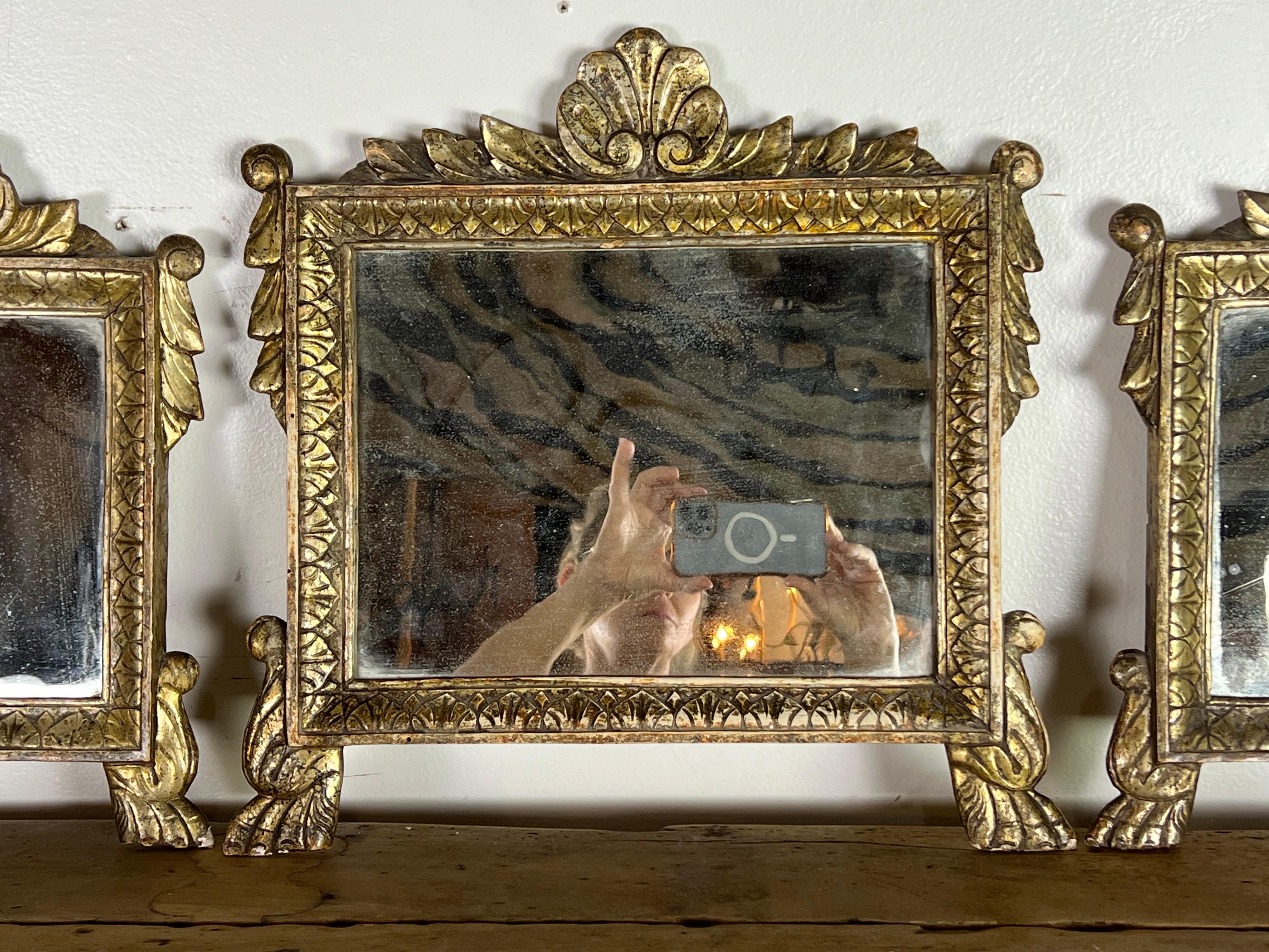 Sculpté à la main Ensemble de trois miroirs baroques italiens en bois doré du 19e C. en vente