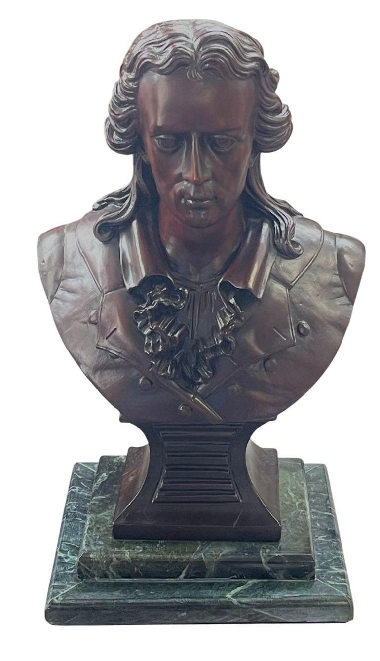 Un raffinato set di tre busti in mogano intagliato del XX secolo che rappresentano influenti figure letterarie e storiche (da sinistra a destra): Friedrich Schiller, William Shakespeare e Sir Walter Scott. Ogni busto è scolpito magistralmente con