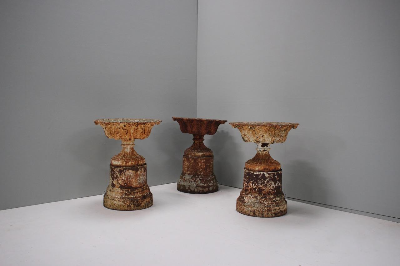  Set of Three 19th Century Cast Iron Garden Urns In Good Condition In Gloucestershire, GB