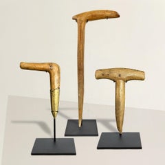 Satz von drei französischen Dibbern des 19. Jahrhunderts auf eigenen Ständern