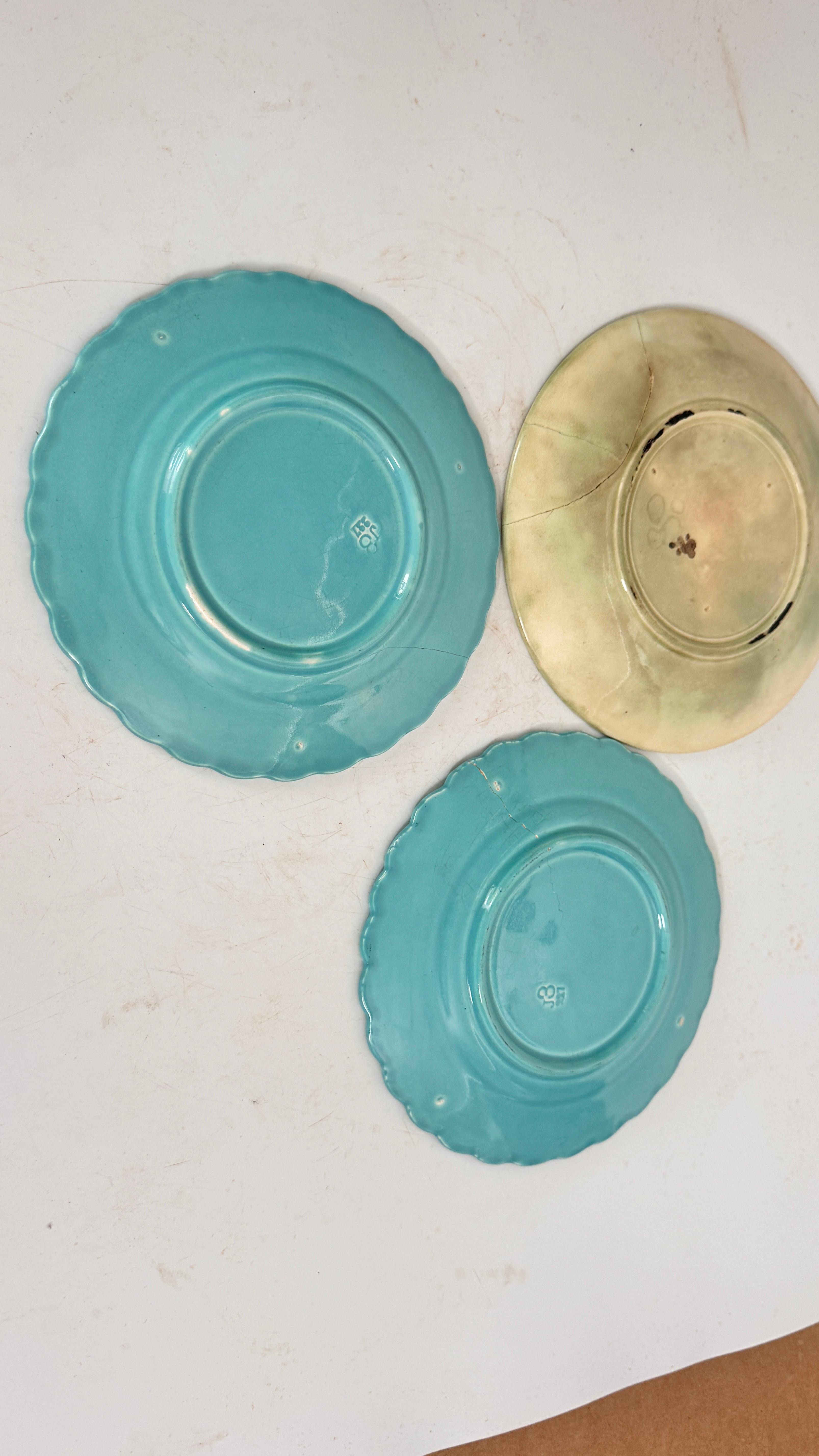 Set di tre piatti in maiolica francese del XIX secolo - Uccelli, verdure e frutta in vendita 6