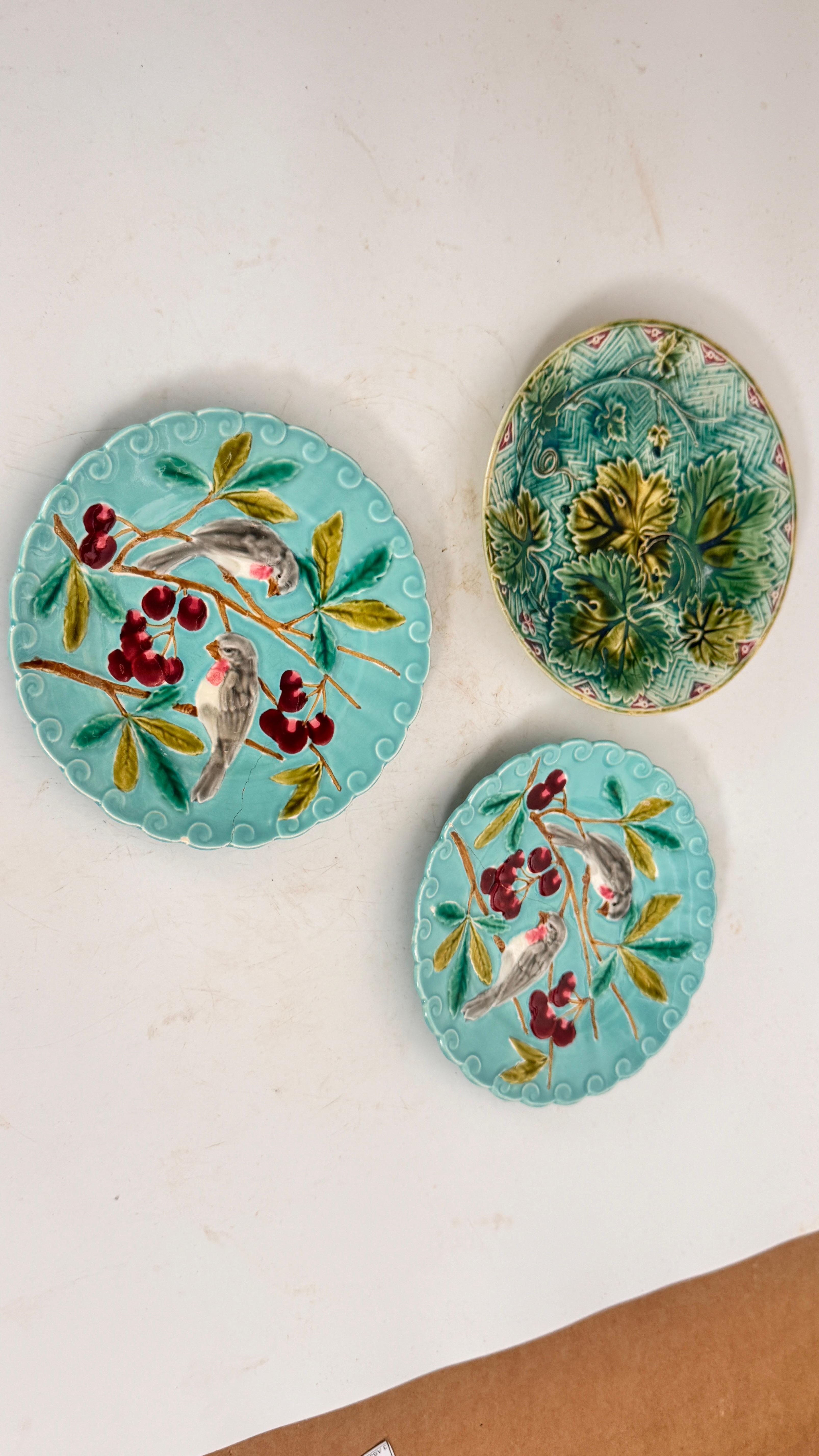 Stile provenzale Set di tre piatti in maiolica francese del XIX secolo - Uccelli, verdure e frutta in vendita