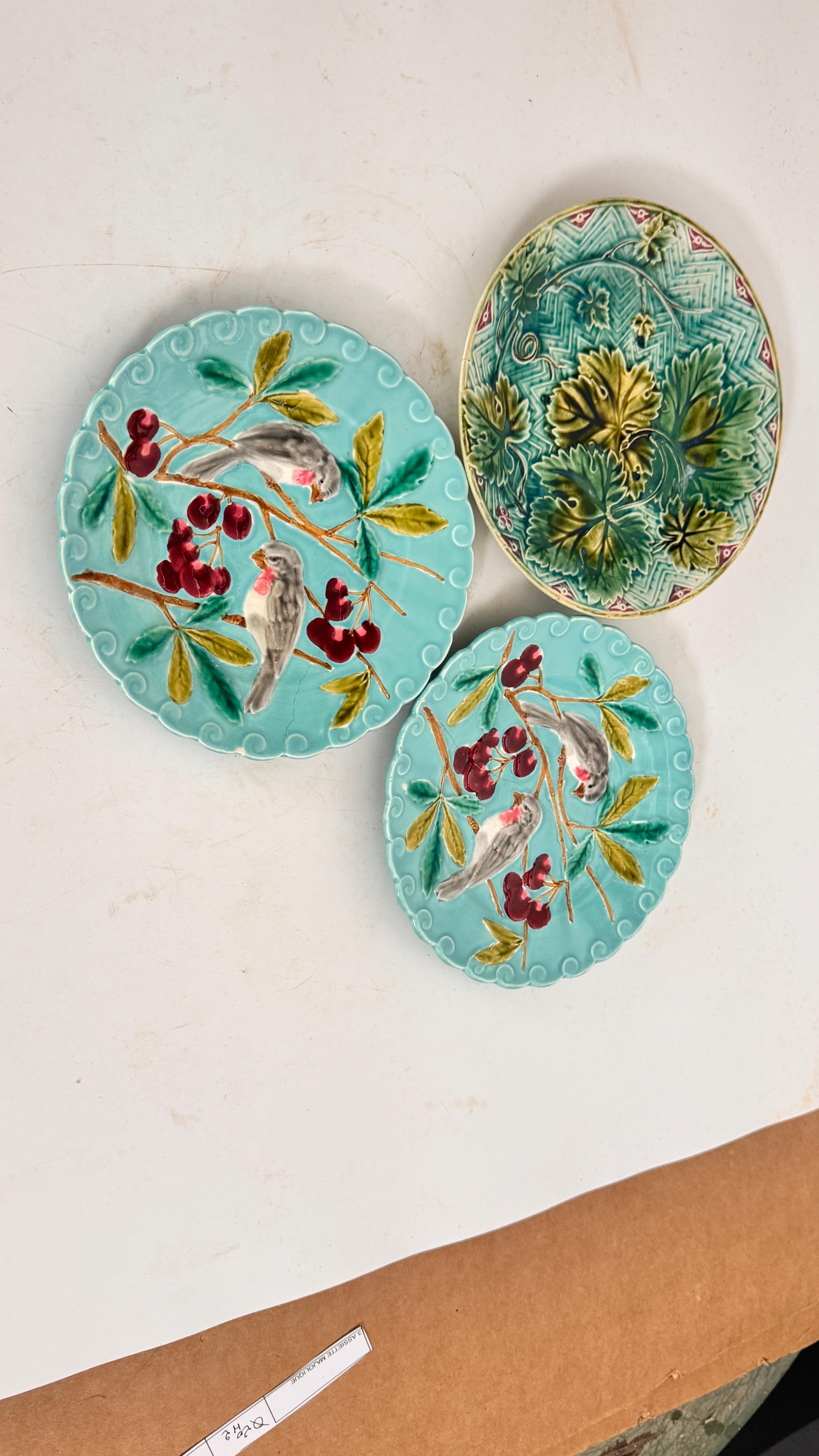 Francese Set di tre piatti in maiolica francese del XIX secolo - Uccelli, verdure e frutta in vendita