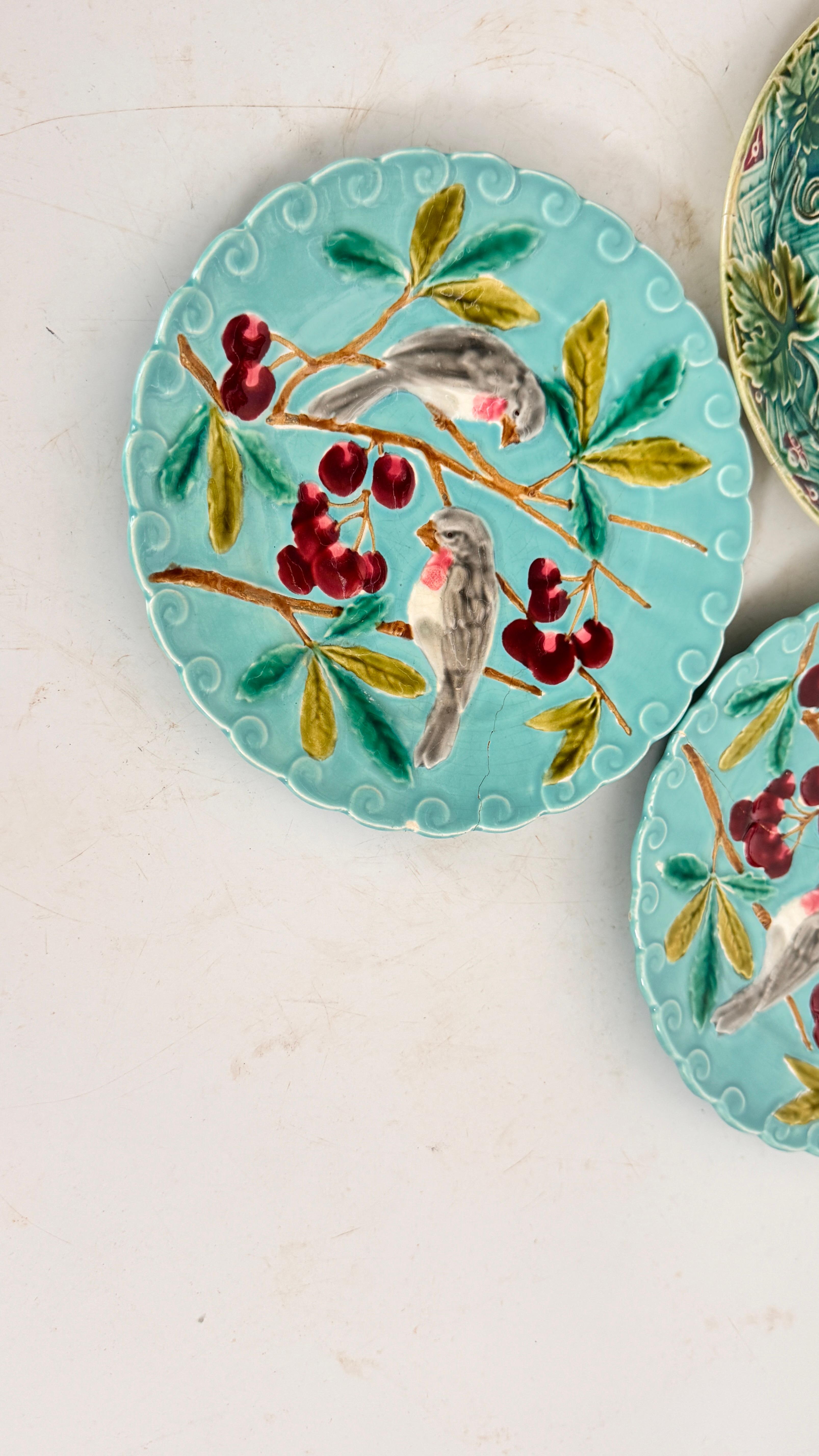 Dipinto a mano Set di tre piatti in maiolica francese del XIX secolo - Uccelli, verdure e frutta in vendita