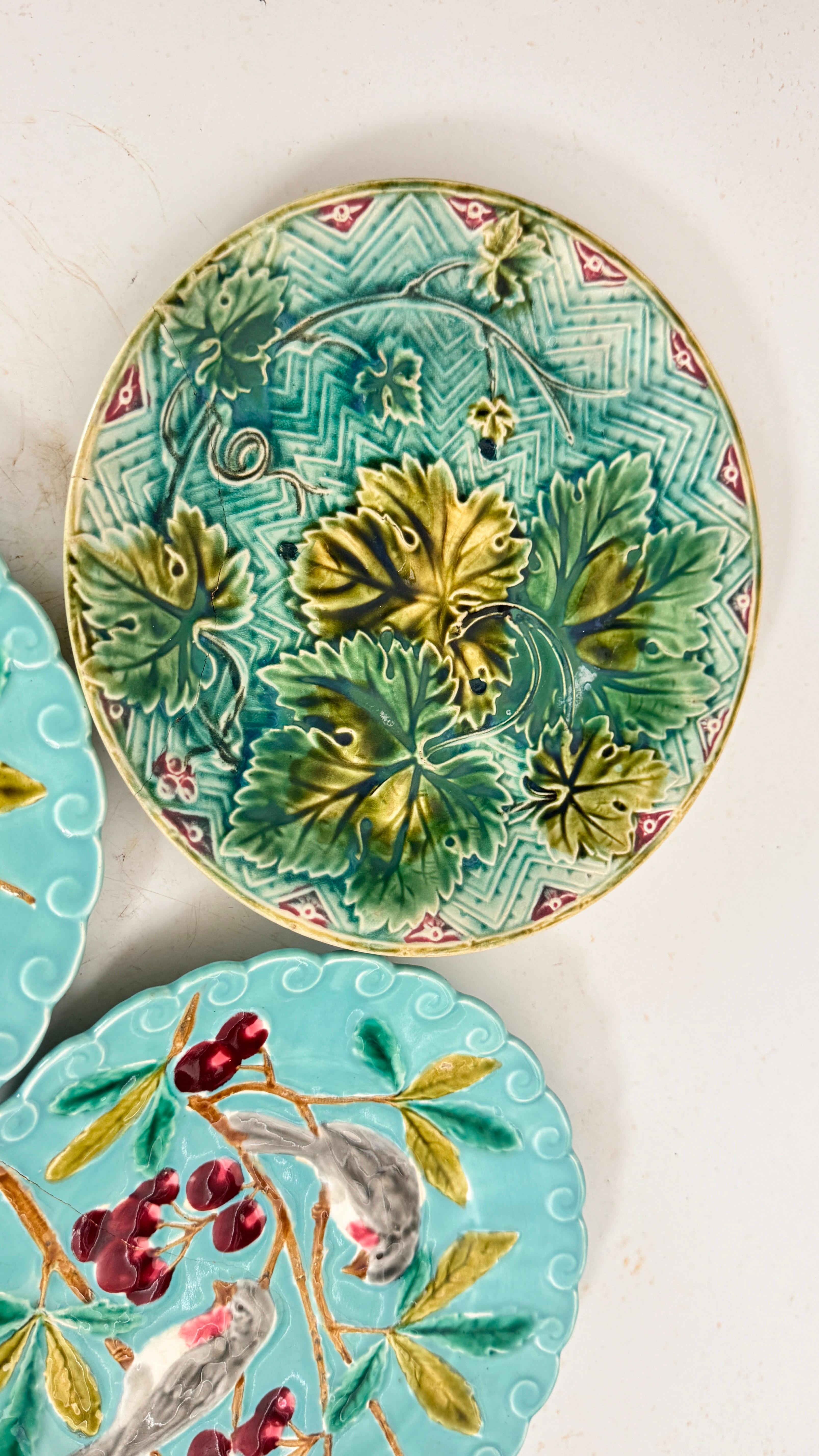 Set di tre piatti in maiolica francese del XIX secolo - Uccelli, verdure e frutta In condizioni discrete in vendita a Auribeau sur Siagne, FR