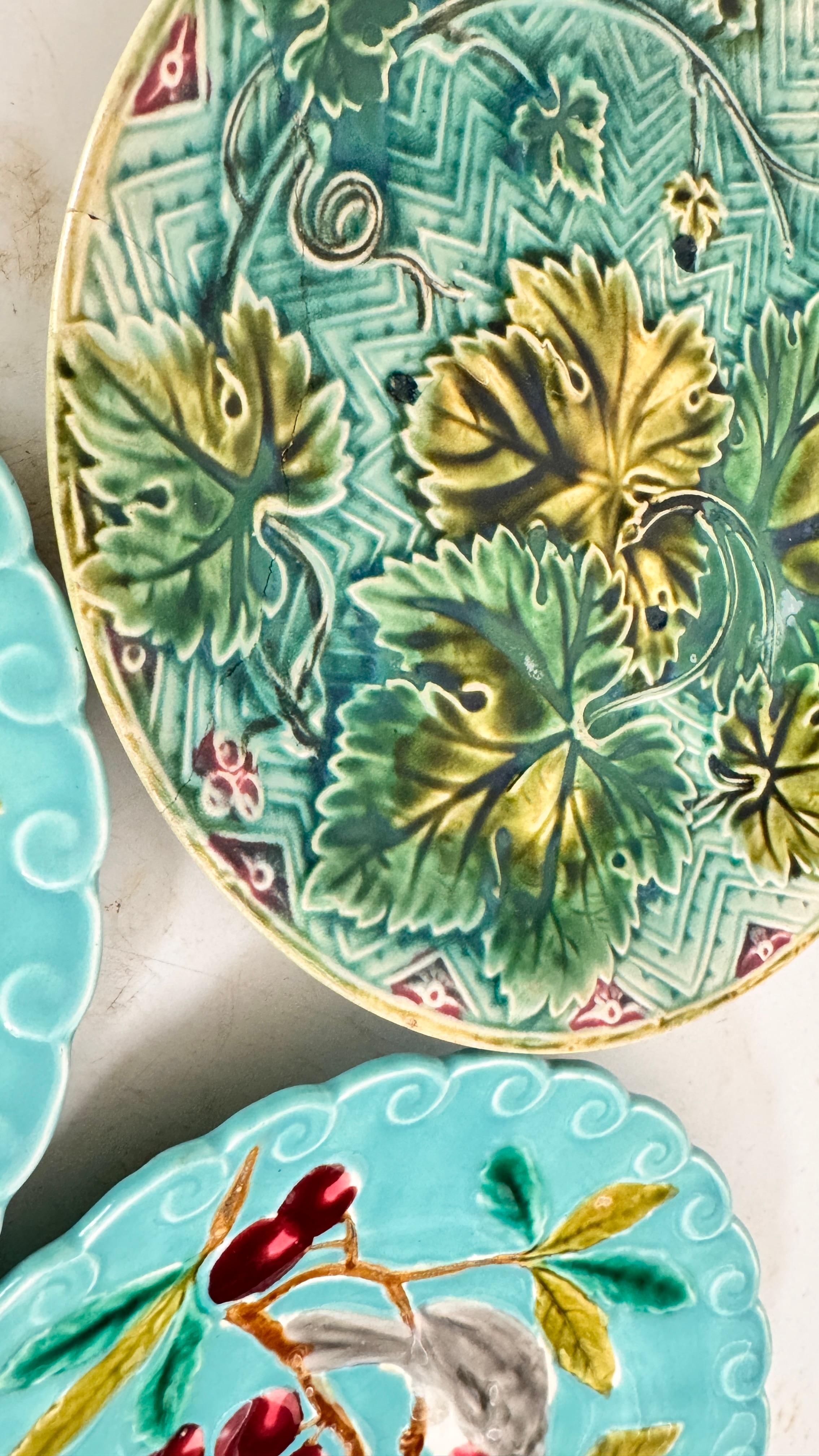 Ceramica Set di tre piatti in maiolica francese del XIX secolo - Uccelli, verdure e frutta in vendita