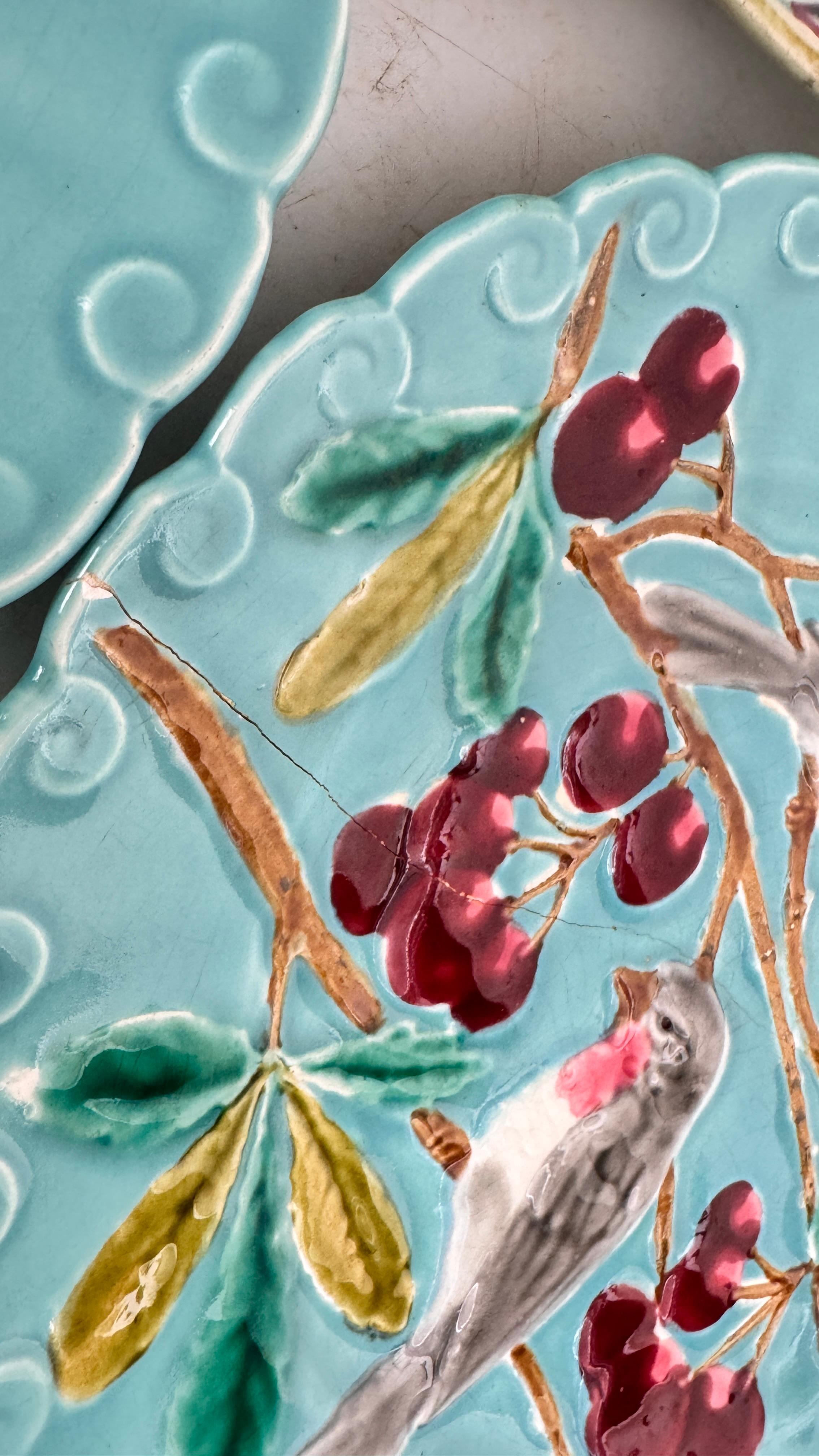 Set di tre piatti in maiolica francese del XIX secolo - Uccelli, verdure e frutta in vendita 1