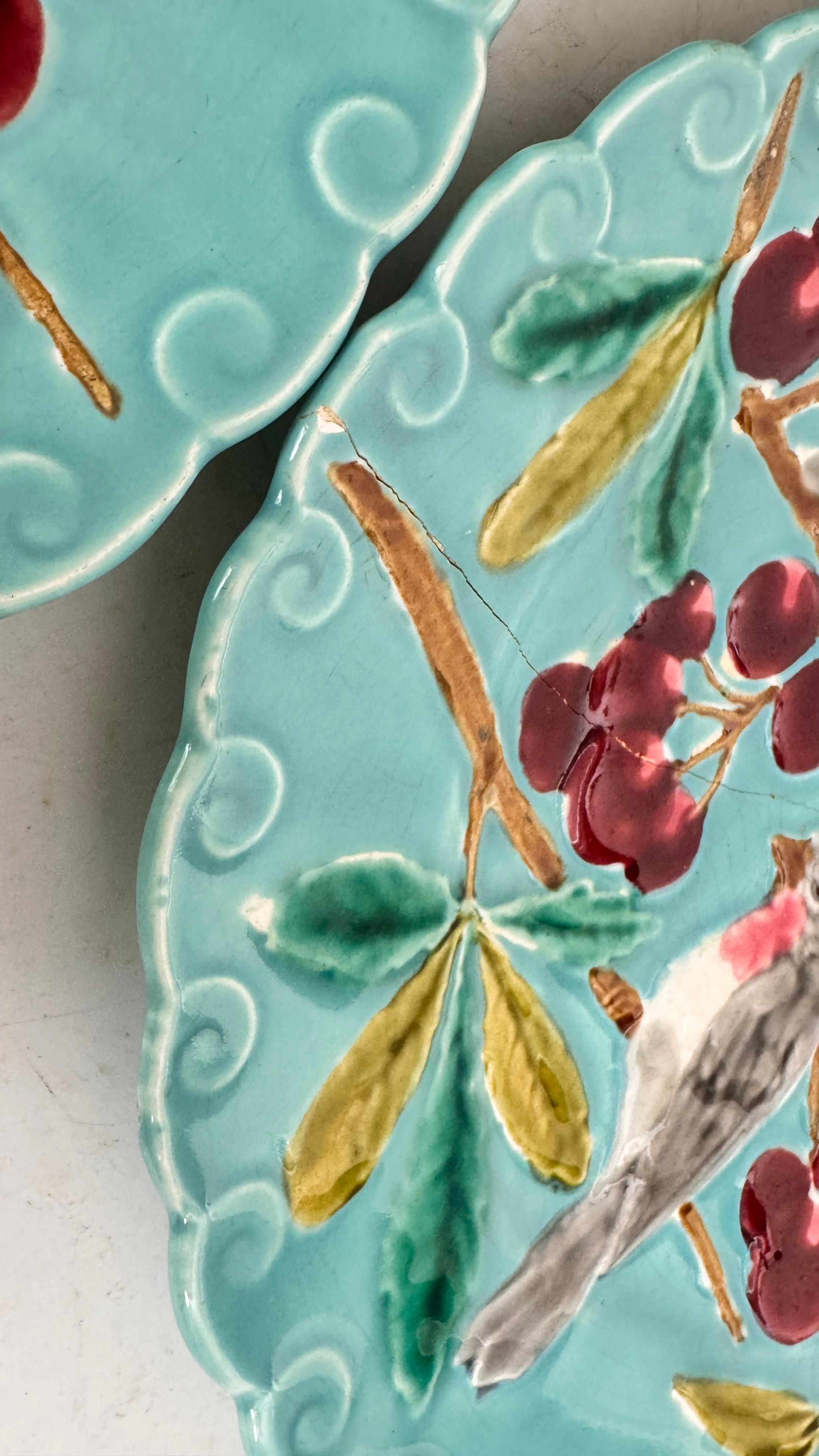 Set di tre piatti in maiolica francese del XIX secolo - Uccelli, verdure e frutta in vendita 2