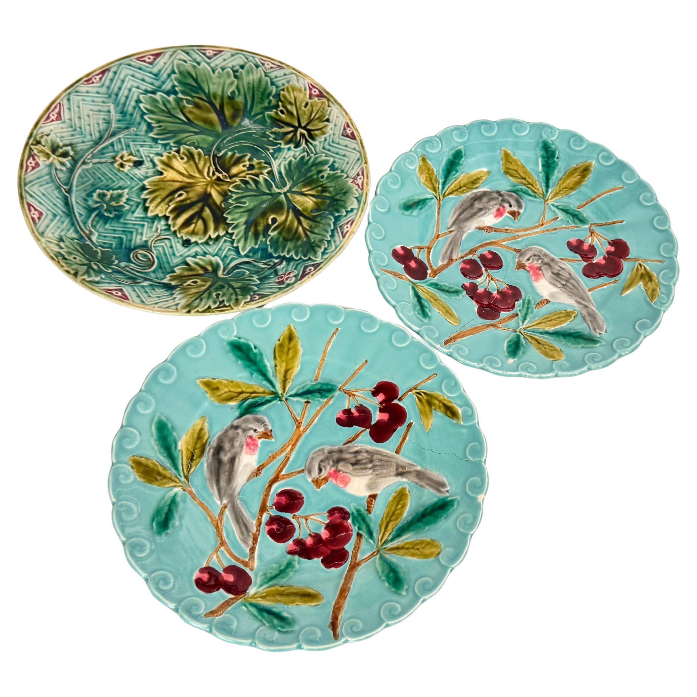 Set di tre piatti in maiolica francese del XIX secolo - Uccelli, verdure e frutta in vendita