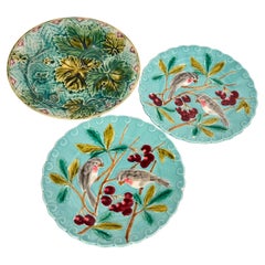 Set di tre piatti in maiolica francese del XIX secolo - Uccelli, verdure e frutta
