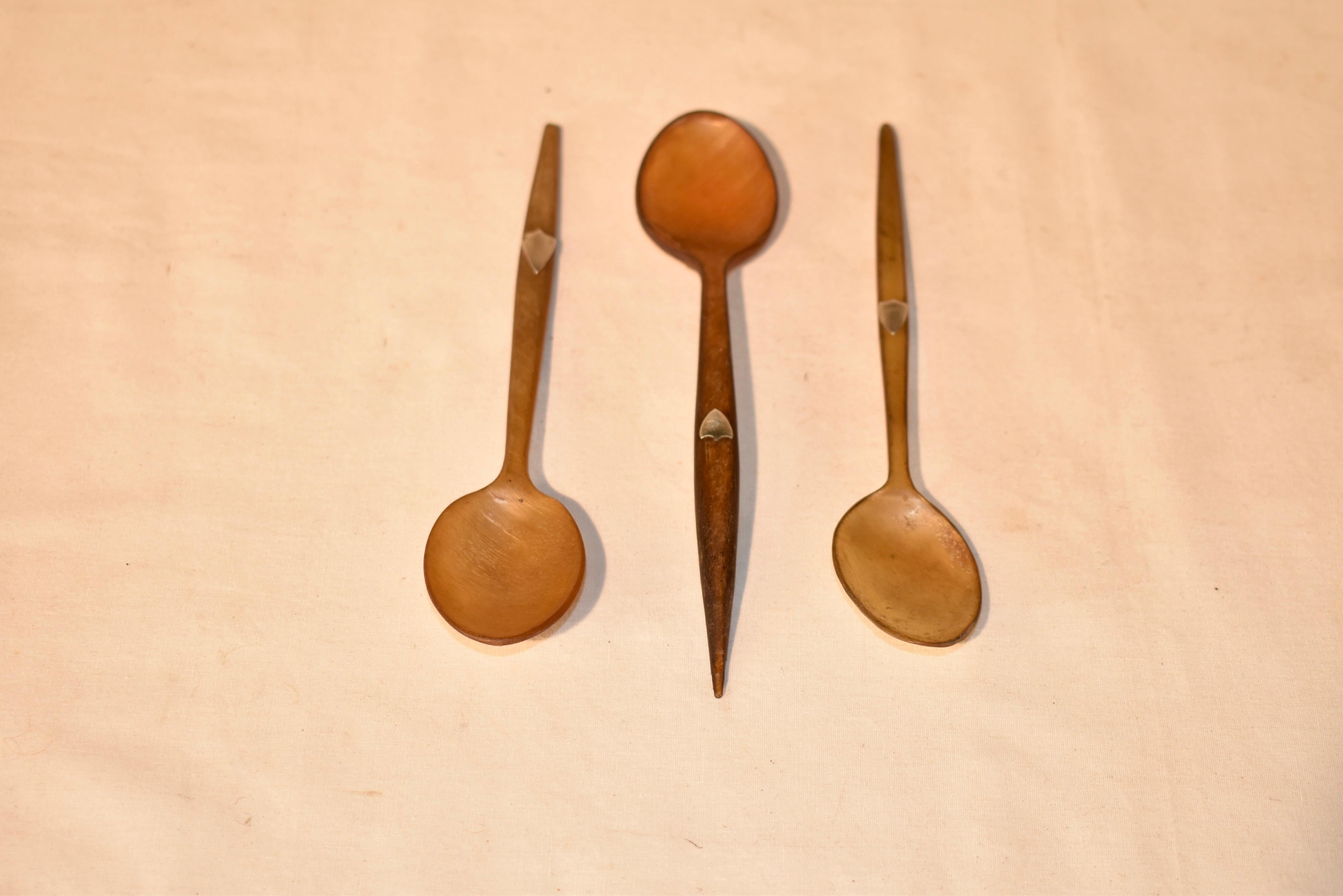 Ensemble de trois cuillères en corne du 19e siècle avec boucliers en argent sur les manches.  Ils sont si charmants et feraient merveille sur n'importe quelle table, ou dans une coupe sur une bibliothèque ou dans un meuble d'exposition.  