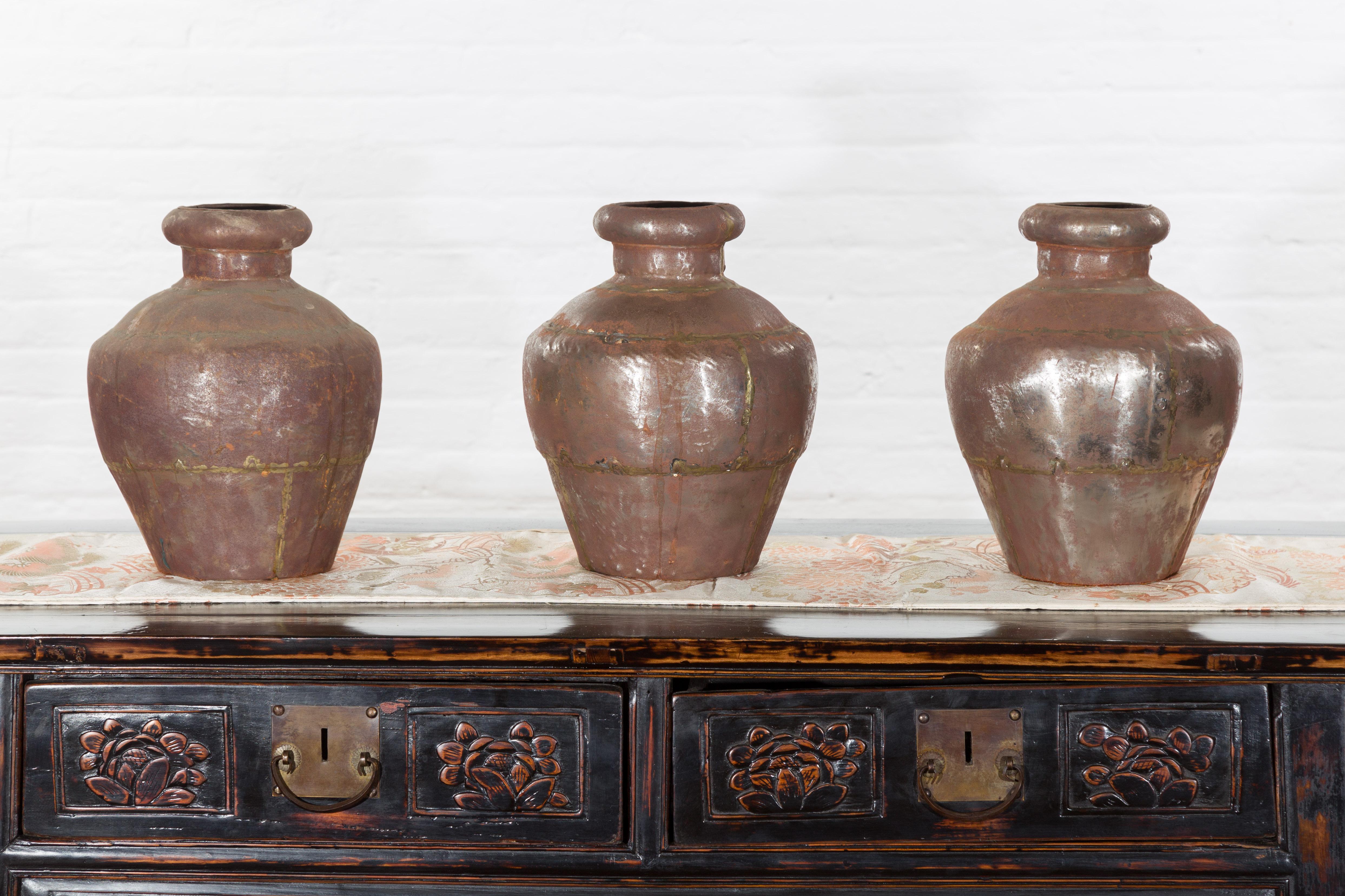 Set von drei antiken indischen Metallgefäßen aus dem 19. Jahrhundert (Indisch) im Angebot