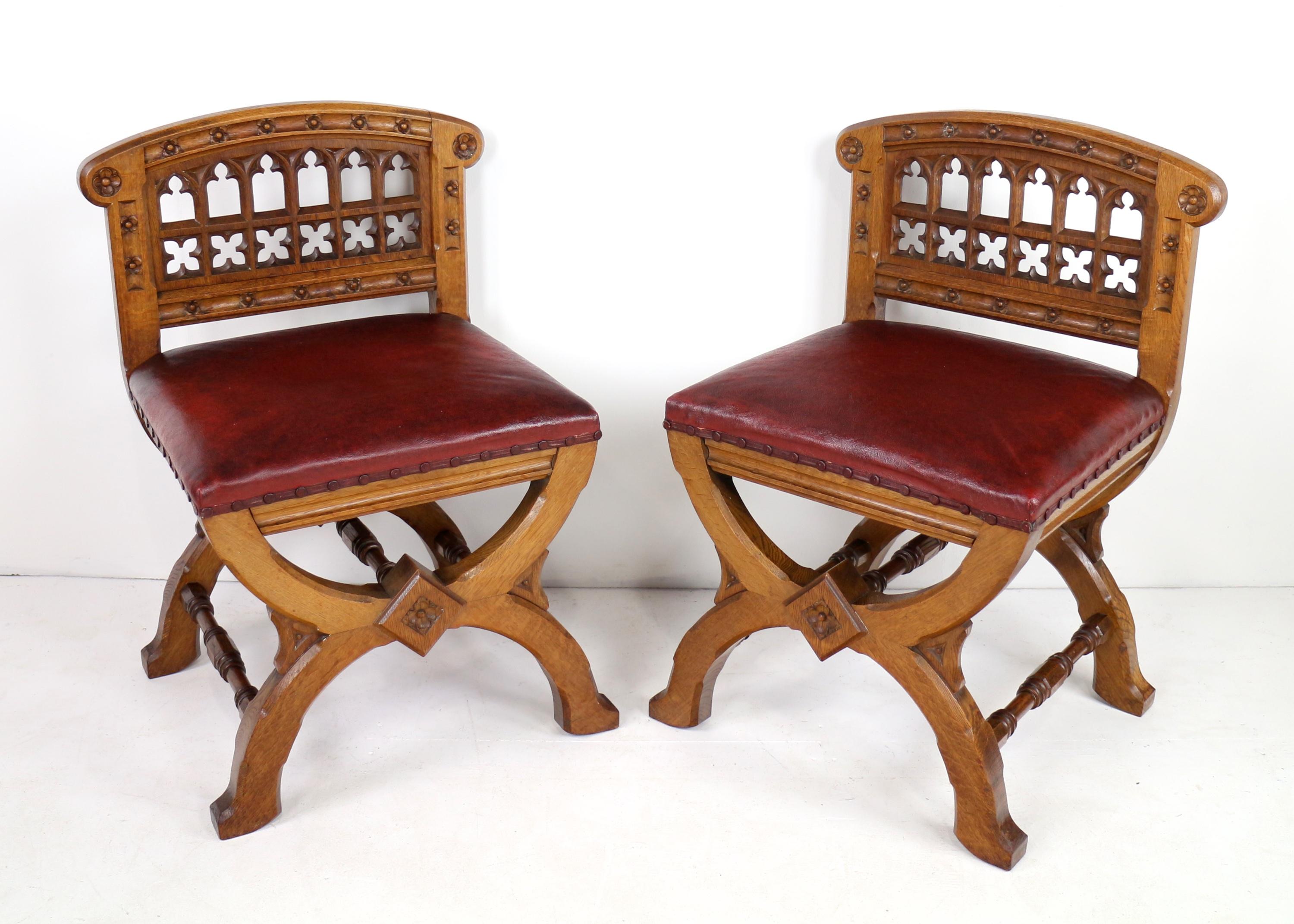 Set of three 19th Century Pugin style Gothic Revival Altar or Hall Chairs In Good Condition In Glasgow, GB
