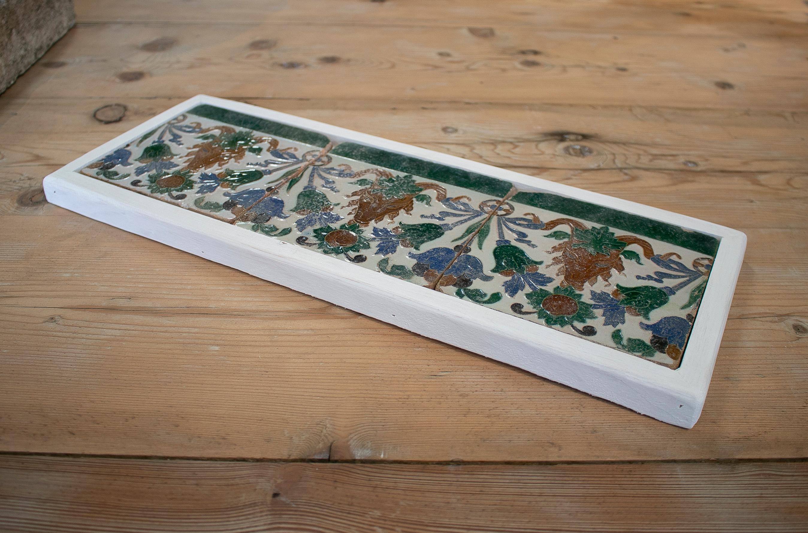 Set of three 19th century Spanish hand painted glazed ceramic patterned tiles

Dimensions exclude frame.
     