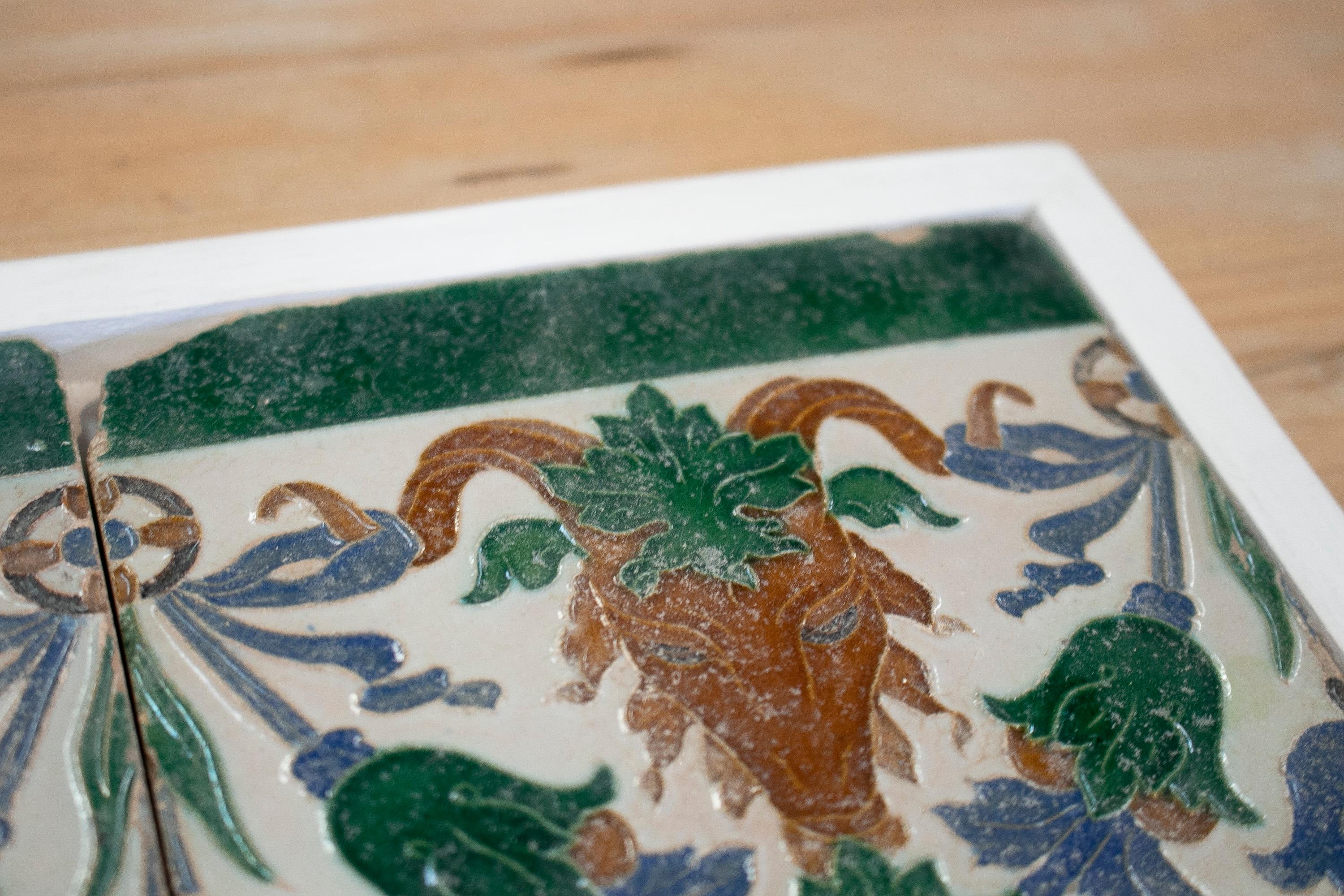 Ensemble de trois carreaux de céramique émaillée peints à la main au 19ème siècle à motifs espagnols en vente 1