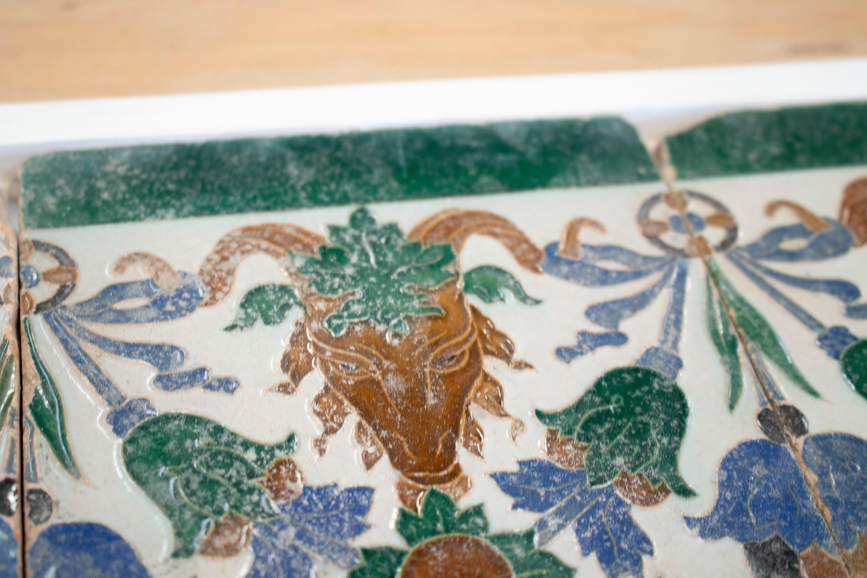 Ensemble de trois carreaux de céramique émaillée peints à la main au 19ème siècle à motifs espagnols en vente 3