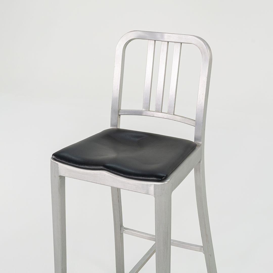 Juego de tres taburetes de bar Emeco Navy 2018 con cojines de asiento en aluminio cepillado en venta 3