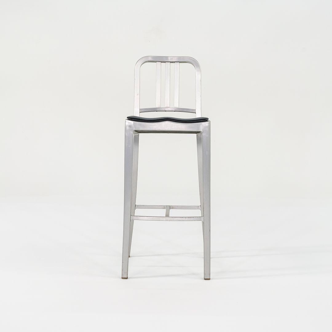 Juego de tres taburetes de bar Emeco Navy 2018 con cojines de asiento en aluminio cepillado en venta 4