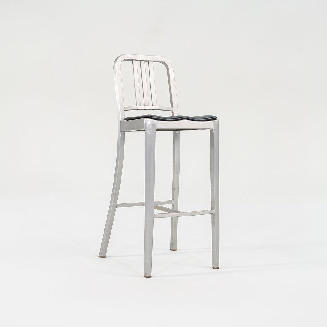 Se trata de un juego de tres taburetes de bar Emeco originales, Model No. 1006. Este diseño se creó originalmente en 1944 para la Marina estadounidense. El precio indicado incluye el juego de tres sillas tal como se muestra, así como sus cojines de