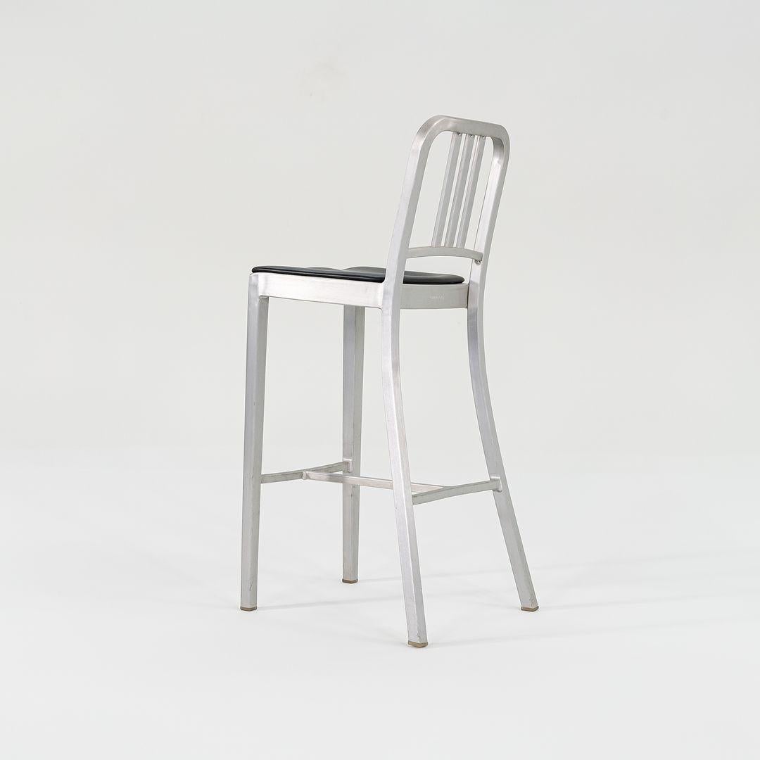 Juego de tres taburetes de bar Emeco Navy 2018 con cojines de asiento en aluminio cepillado Moderno en venta