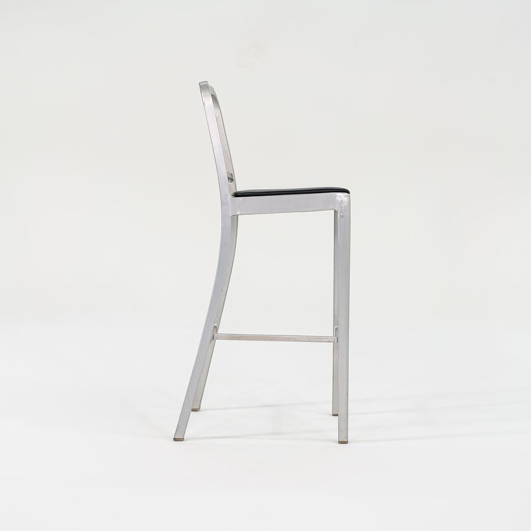 Juego de tres taburetes de bar Emeco Navy 2018 con cojines de asiento en aluminio cepillado Estadounidense en venta