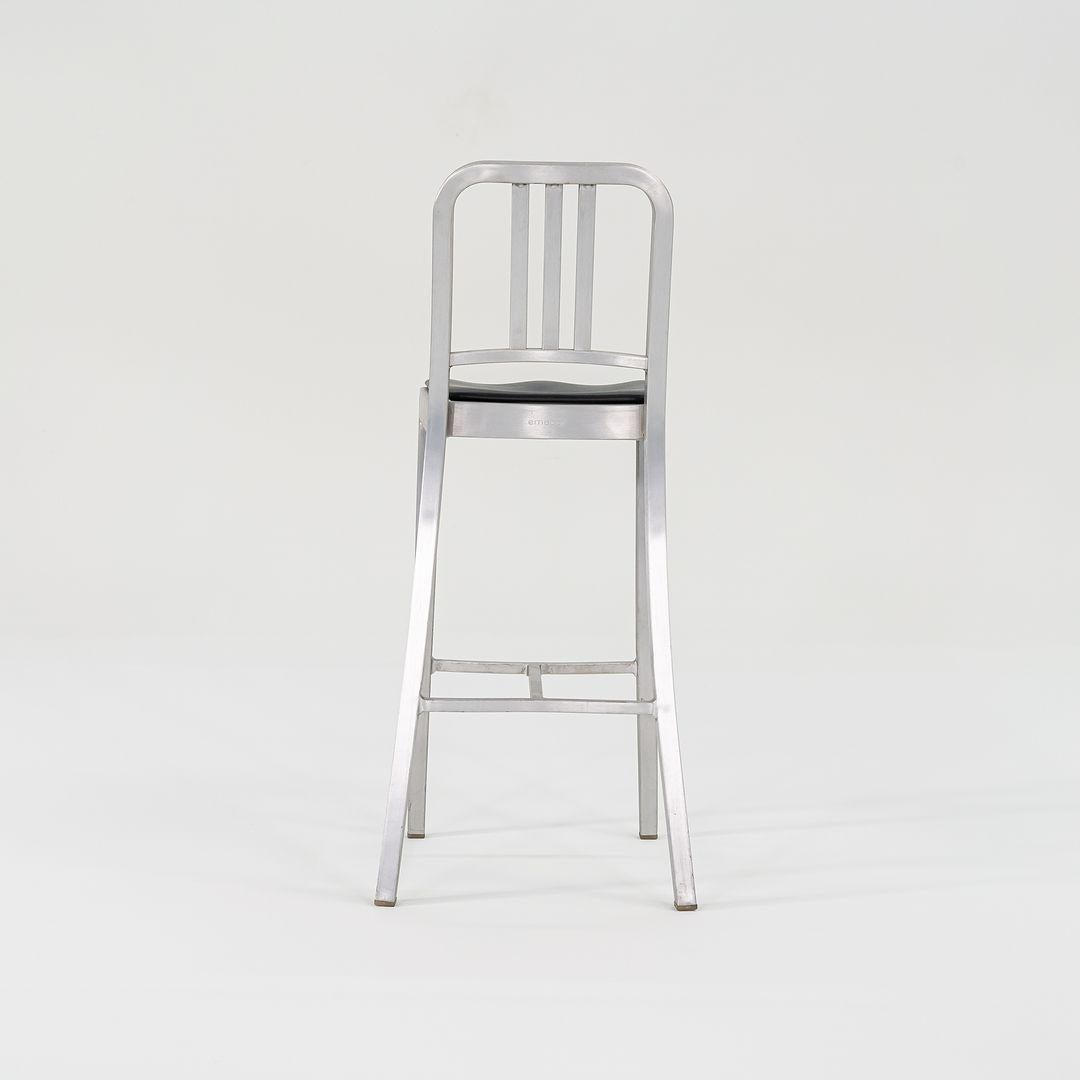 Juego de tres taburetes de bar Emeco Navy 2018 con cojines de asiento en aluminio cepillado Siglo XXI y contemporáneo en venta
