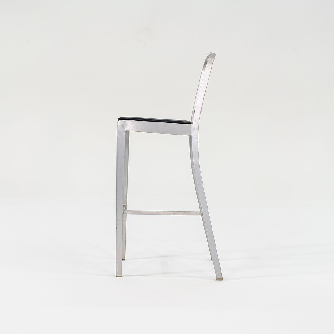 Juego de tres taburetes de bar Emeco Navy 2018 con cojines de asiento en aluminio cepillado Aluminio en venta