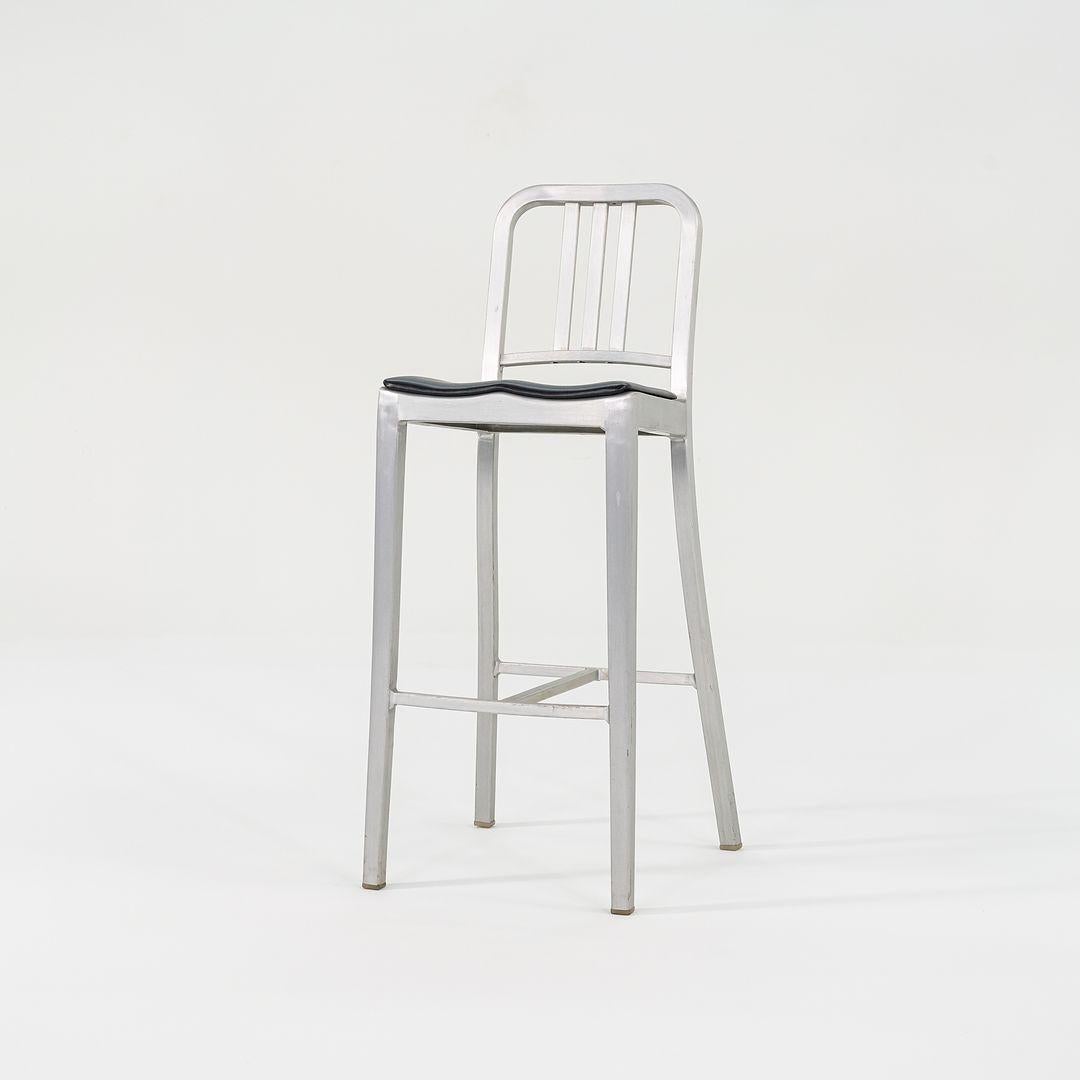 Juego de tres taburetes de bar Emeco Navy 2018 con cojines de asiento en aluminio cepillado en venta 1