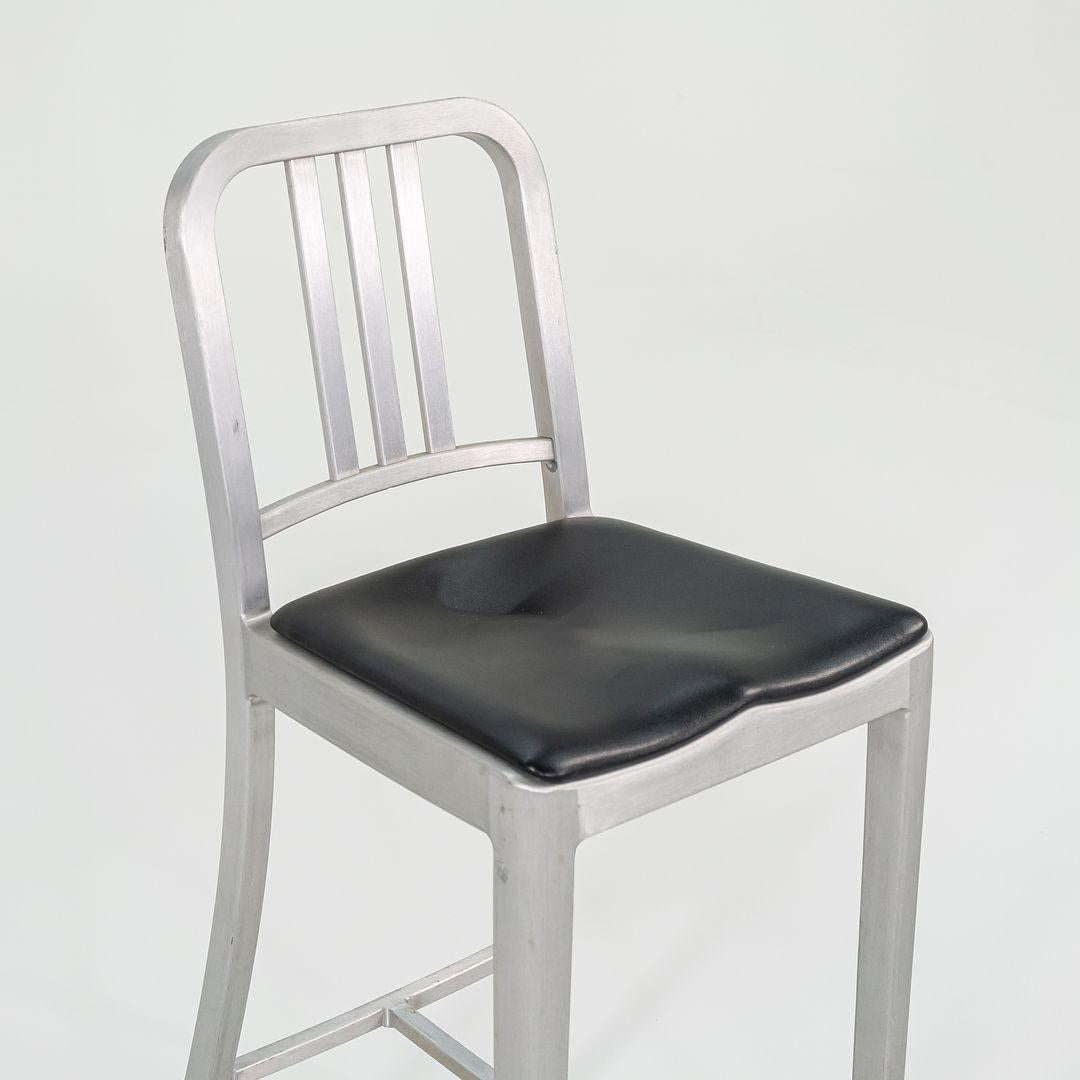 Juego de tres taburetes de bar Emeco Navy 2018 con cojines de asiento en aluminio cepillado en venta 2