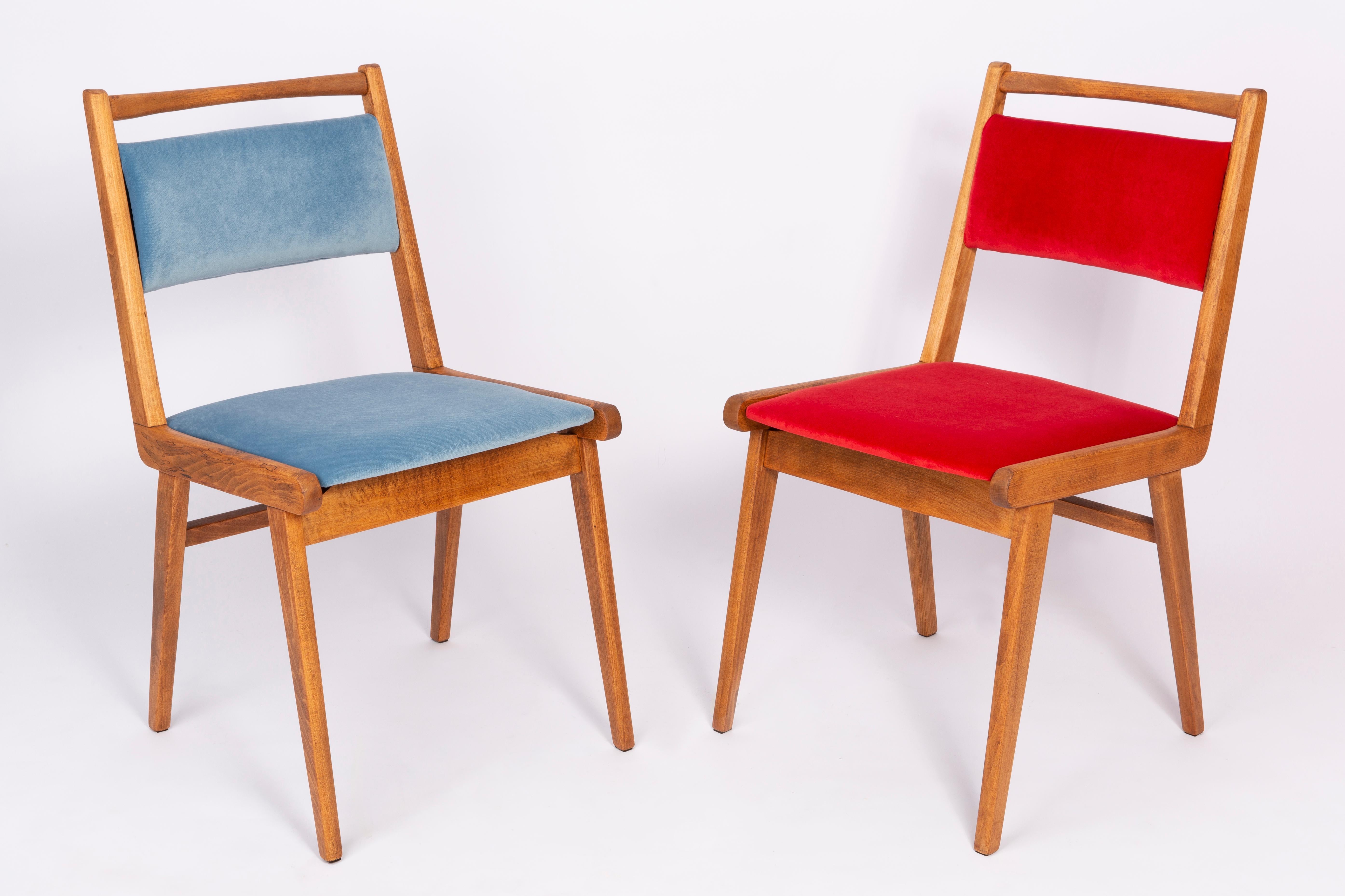 Chaises conçues par le professeur Rajmund Halas. C'est un modèle de type JAR. Fabriqué en bois de hêtre. Les chaises ont été entièrement rénovées et les boiseries ont été rafraîchies. L'assise et le dossier sont habillés d'un tissu en velours