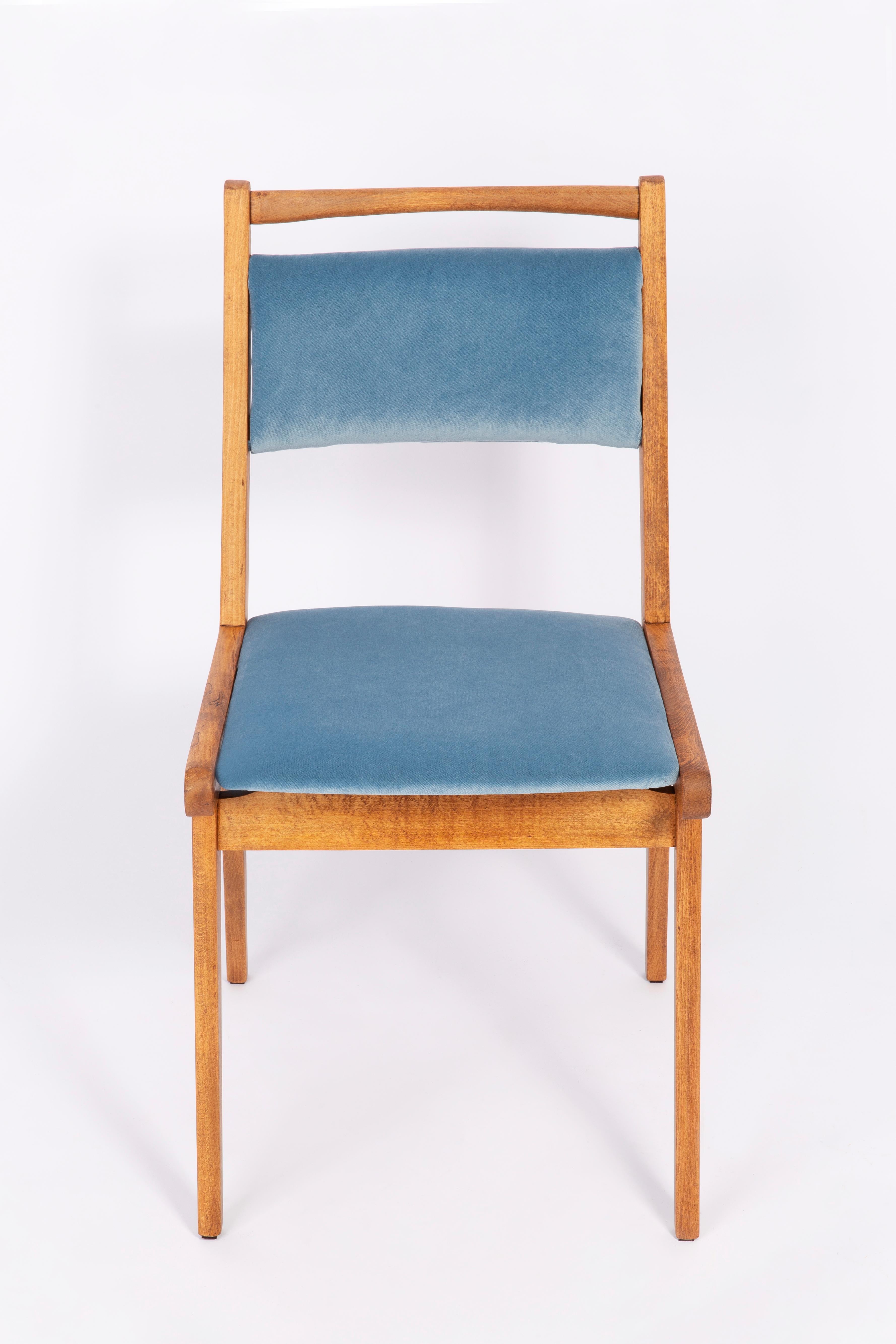 Fait main Ensemble de trois chaises en velours bleu:: blanc et rouge du 20e siècle:: Pologne:: années 1960 en vente