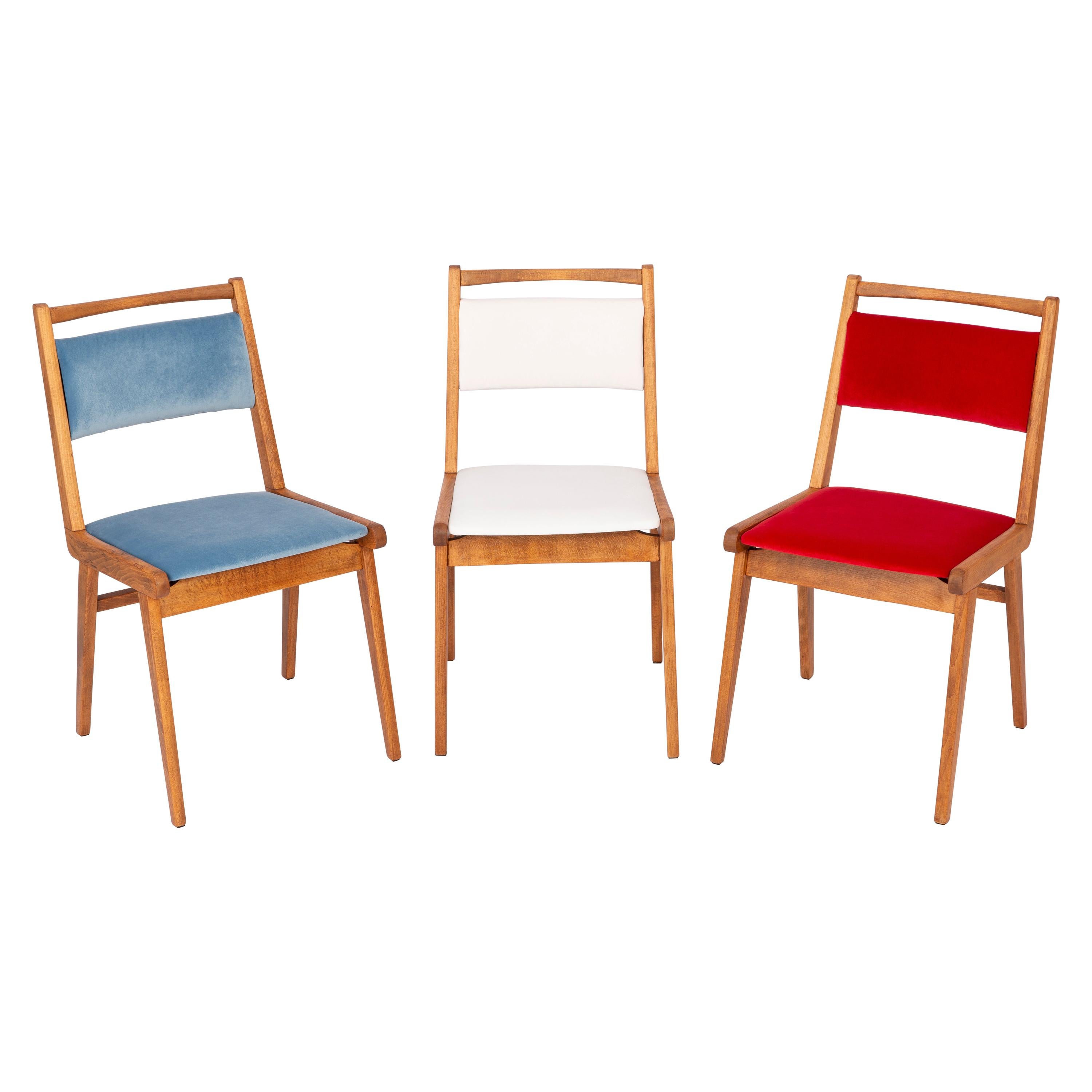 Ensemble de trois chaises en velours bleu:: blanc et rouge du 20e siècle:: Pologne:: années 1960 en vente