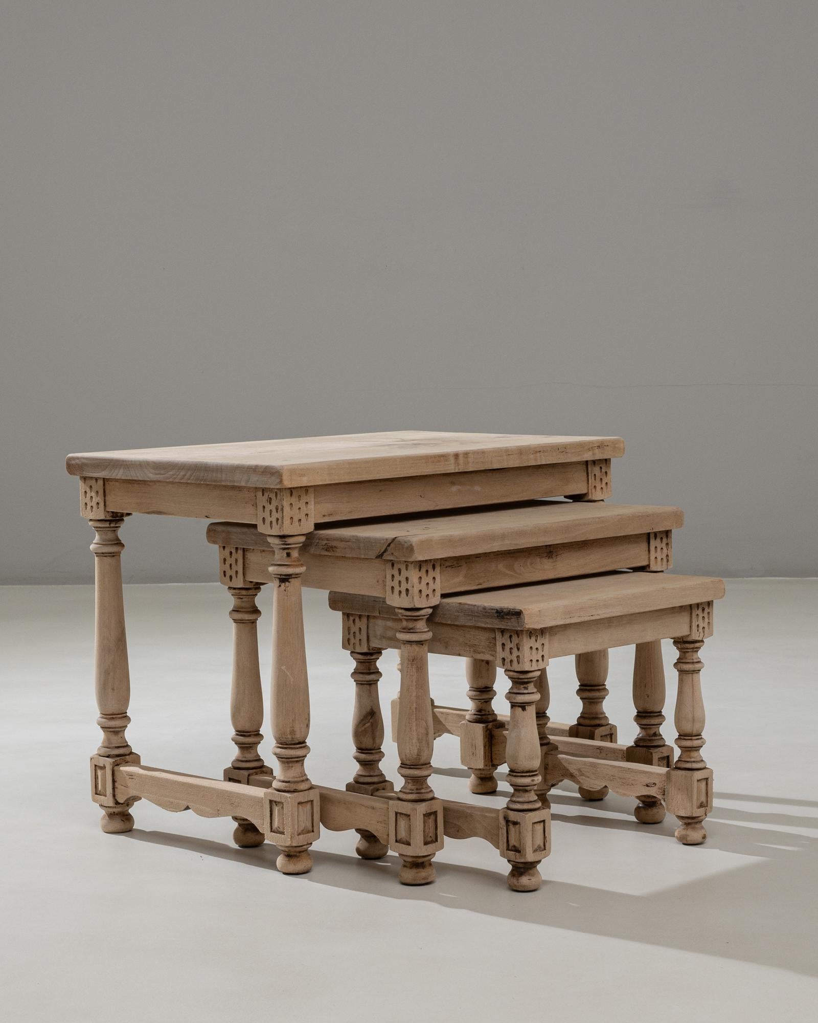 Ensemble de trois tables gigognes en bois français du 20e siècle en vente 6