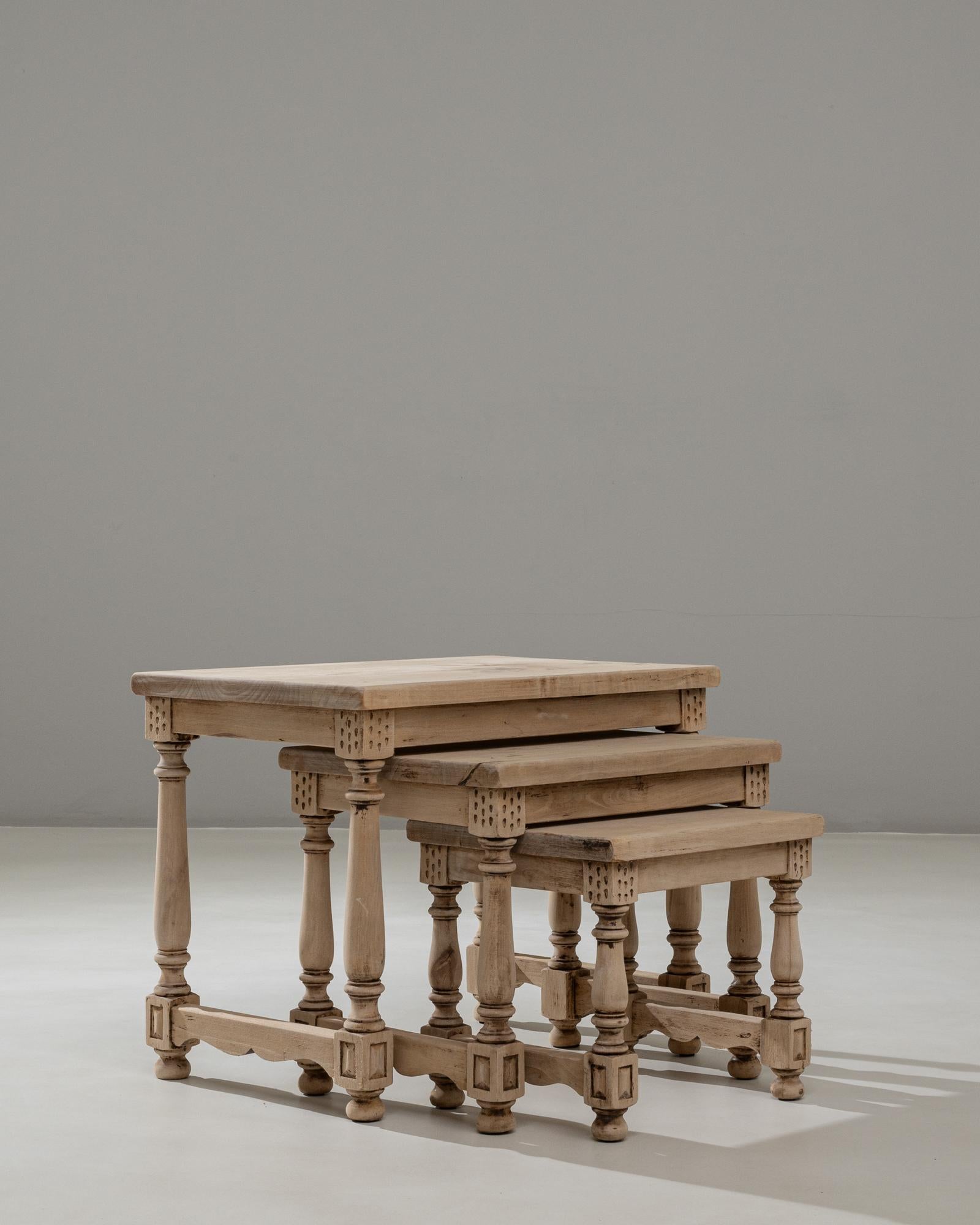 Ensemble de trois tables gigognes en bois français du 20e siècle en vente 7