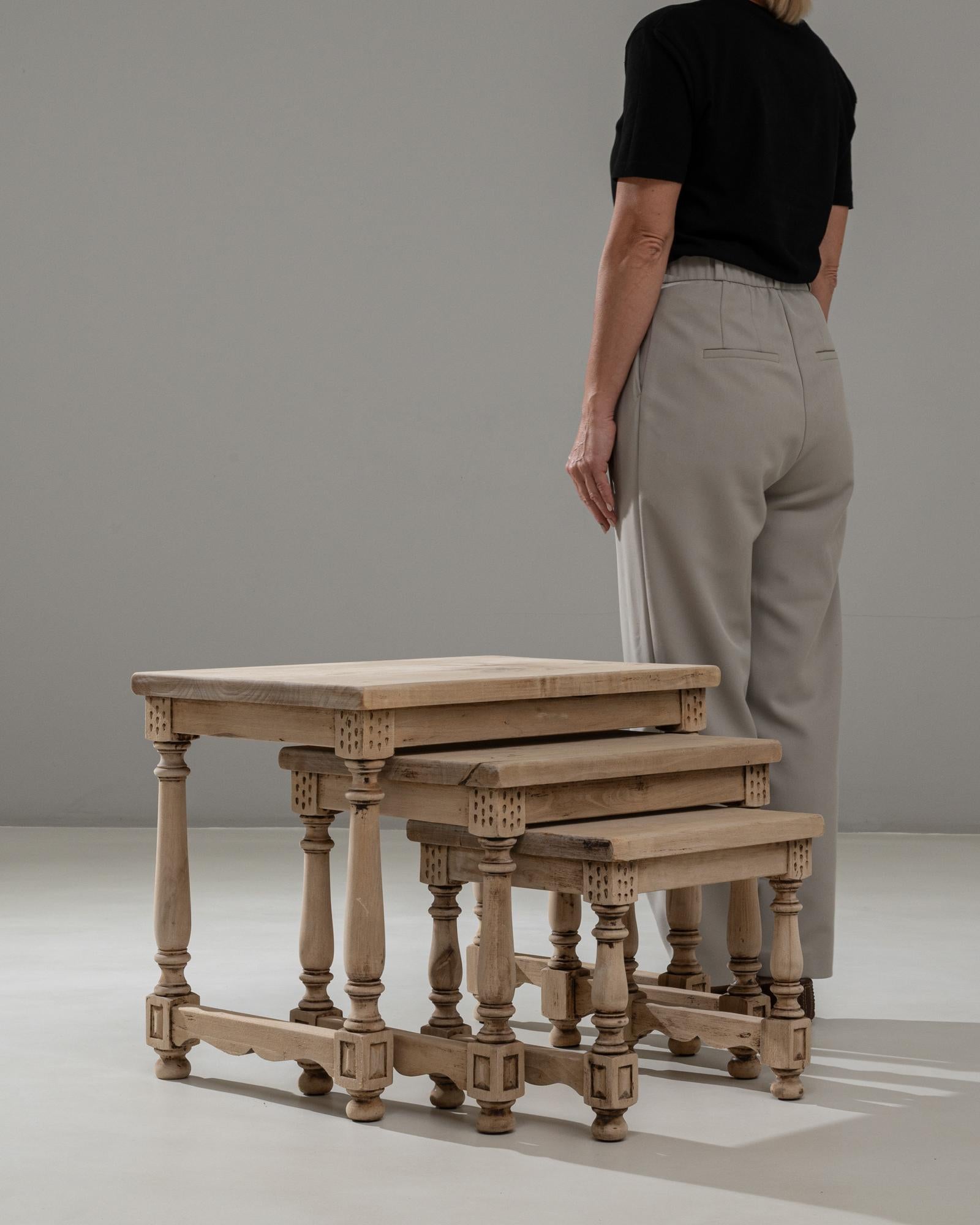 Ensemble de trois tables gigognes en bois français du 20e siècle en vente 8