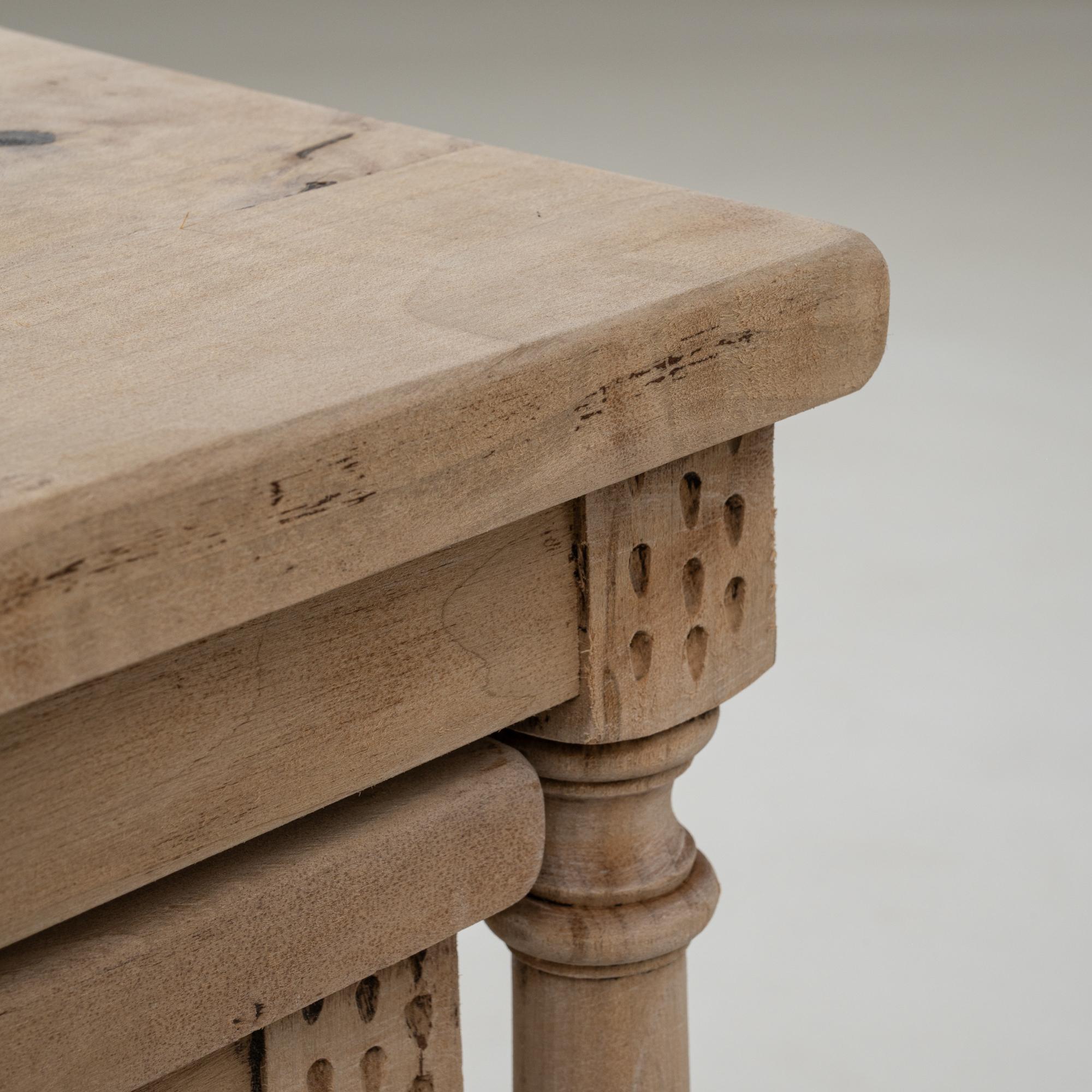 Ensemble de trois tables gigognes en bois français du 20e siècle en vente 10