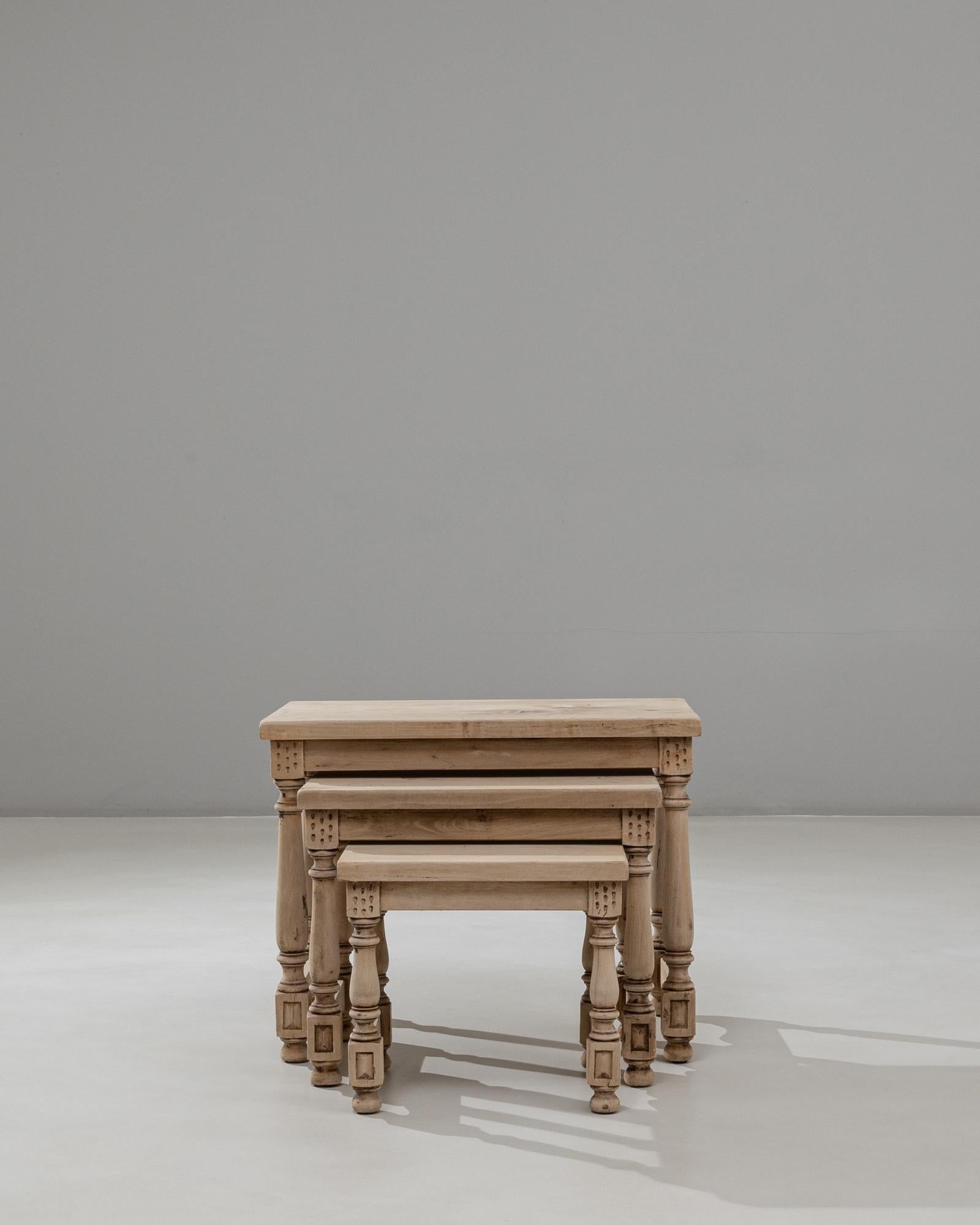 Français Ensemble de trois tables gigognes en bois français du 20e siècle en vente