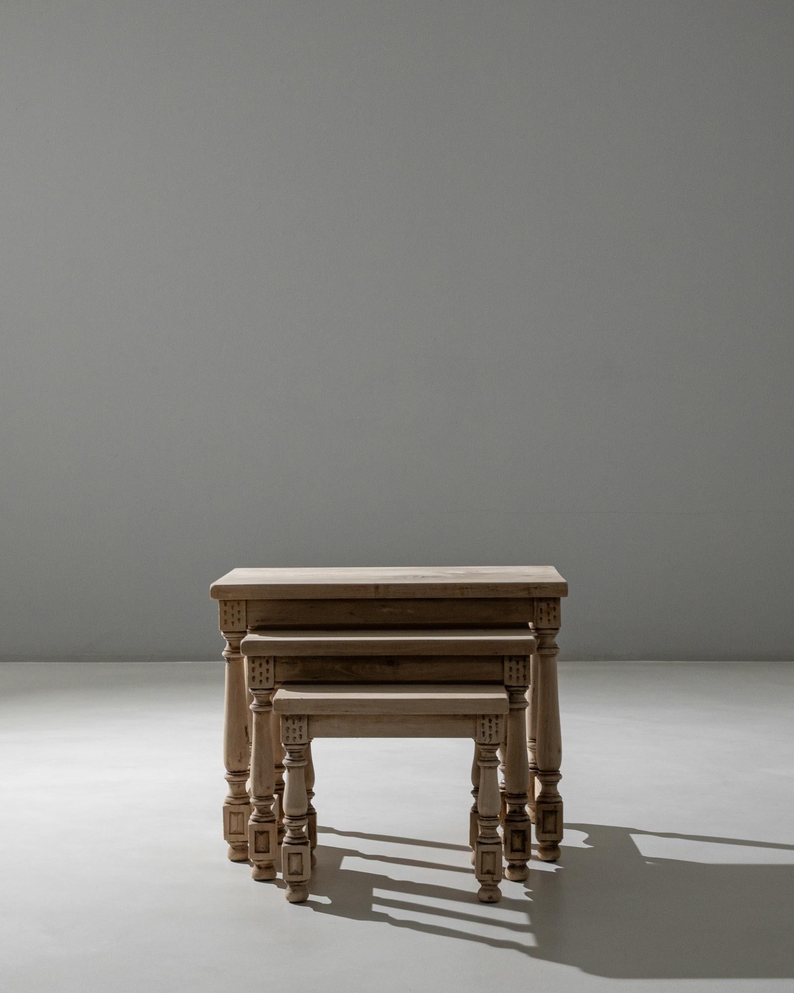 Ensemble de trois tables gigognes en bois français du 20e siècle Bon état - En vente à High Point, NC