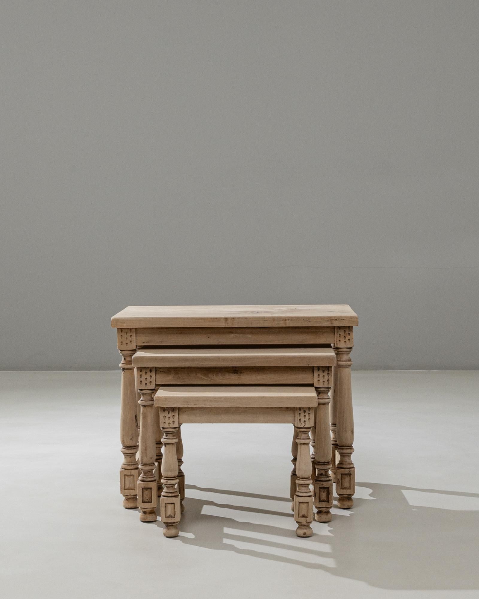 20ième siècle Ensemble de trois tables gigognes en bois français du 20e siècle en vente