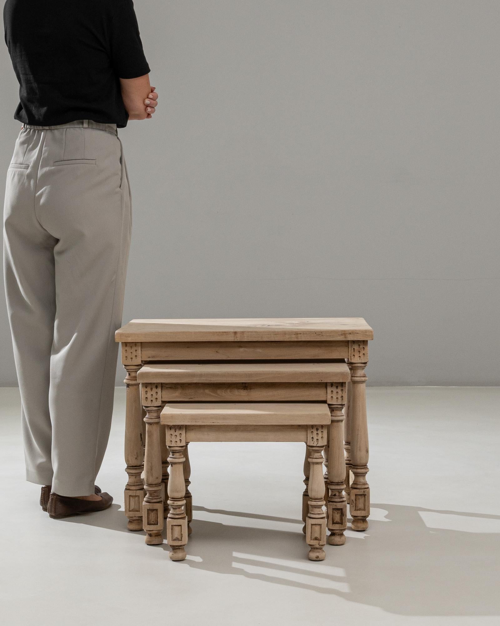 Bois Ensemble de trois tables gigognes en bois français du 20e siècle en vente