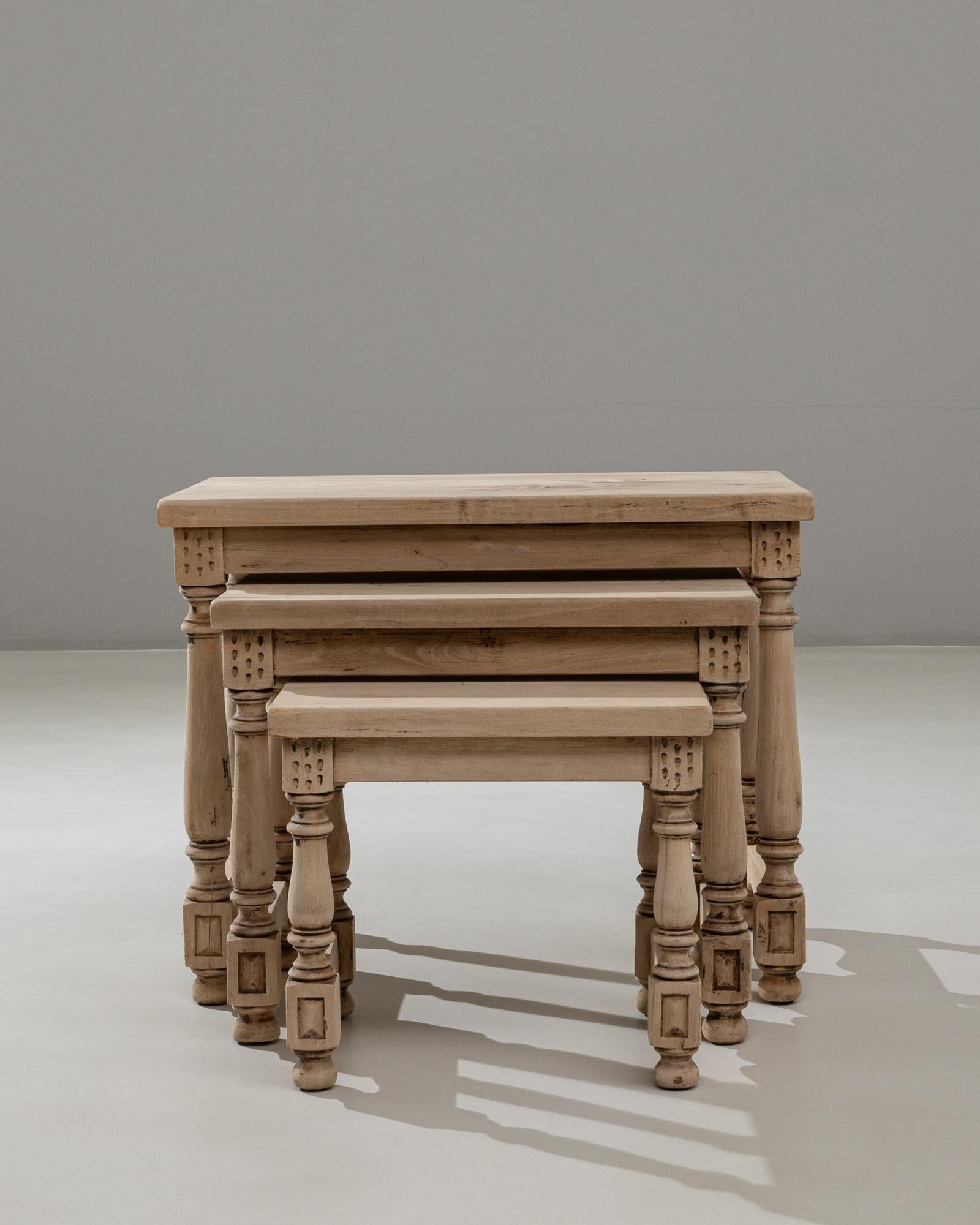 Ensemble de trois tables gigognes en bois français du 20e siècle en vente 1