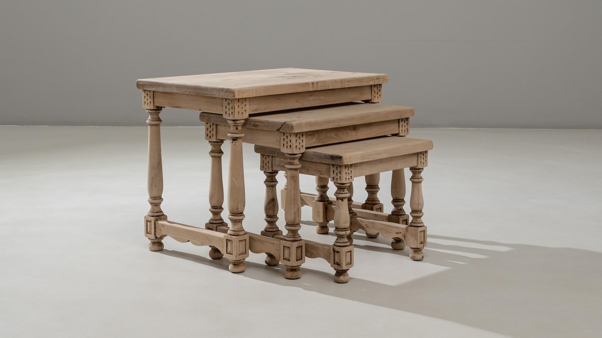 Ensemble de trois tables gigognes en bois français du 20e siècle en vente 3