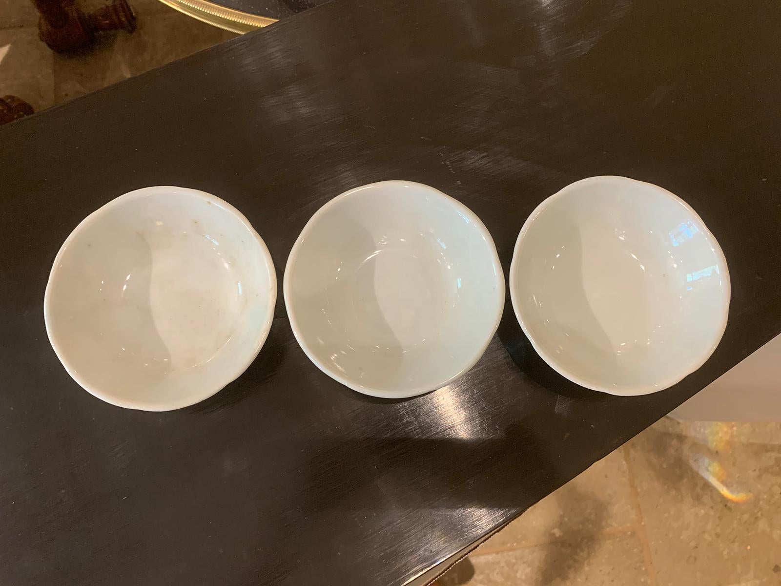 Set of Three 20th Century Oriental Porcelain Bowls, Unmarked For Sale 3