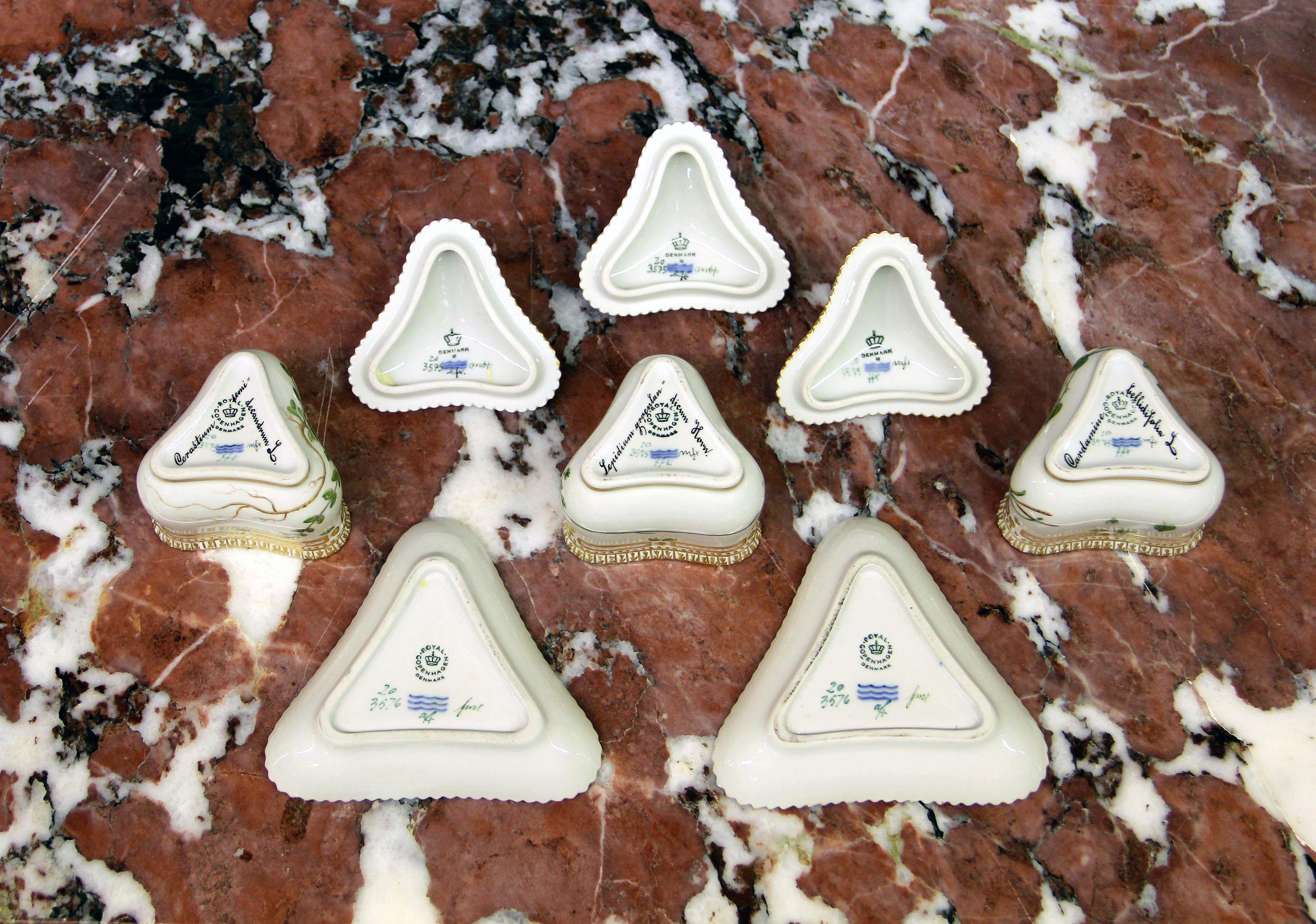 Ensemble de trois tasses triangulaires à étoiles Flora Danica de Royal Copenhagen du 20ème siècle Bon état - En vente à New York, NY