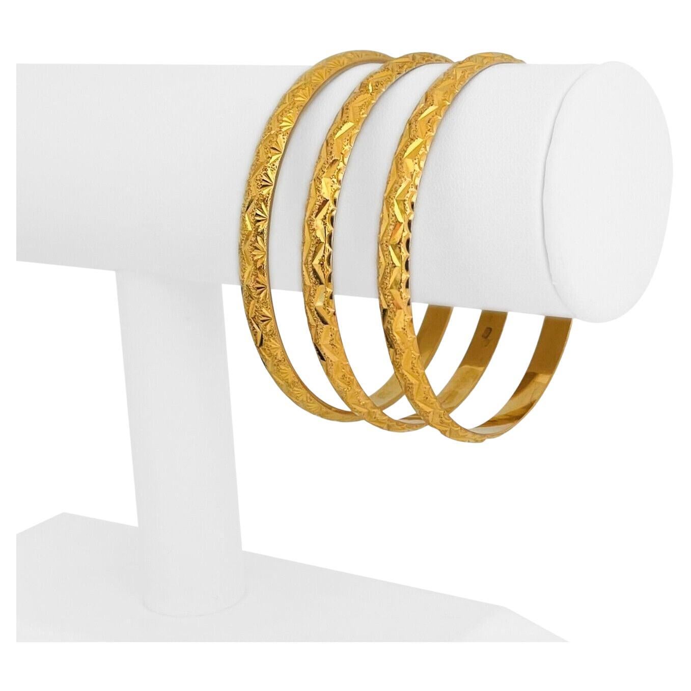 21 Karat Yellow Gold Solid Ribbed Diamond Cut Bangle Bracelet For Sale