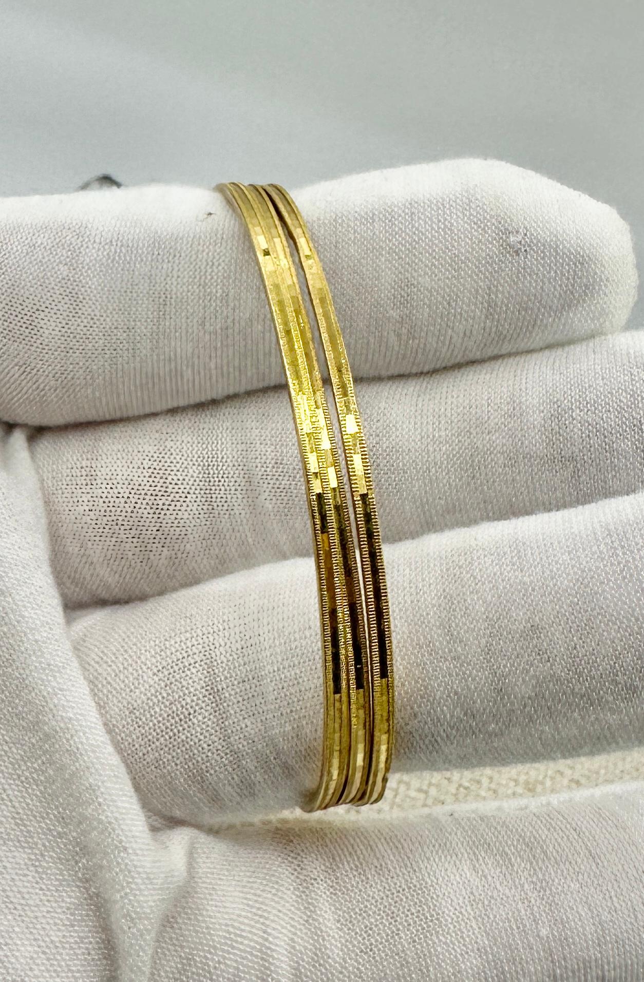 Set Of Three 22 Karat Gold Bangle Stacking Bracelets 26.6 Grams Yellow Gold In Excellent Condition For Sale In New York, NY
