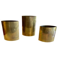 Ensemble de trois vases en laiton « 3 » authentiques signés Gabriella Crespi